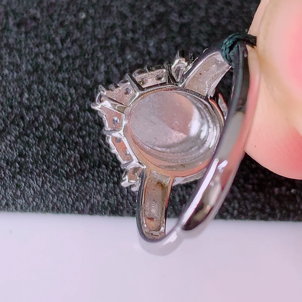 冰透满绿翡翠925银镶嵌戒指，自然光实拍，翠色灵动，颜色漂亮，种老水足，品相佳，佩戴佳品！#97.20（圈口可调大小）整体26.5*17.7*7.5裸石10*7.8