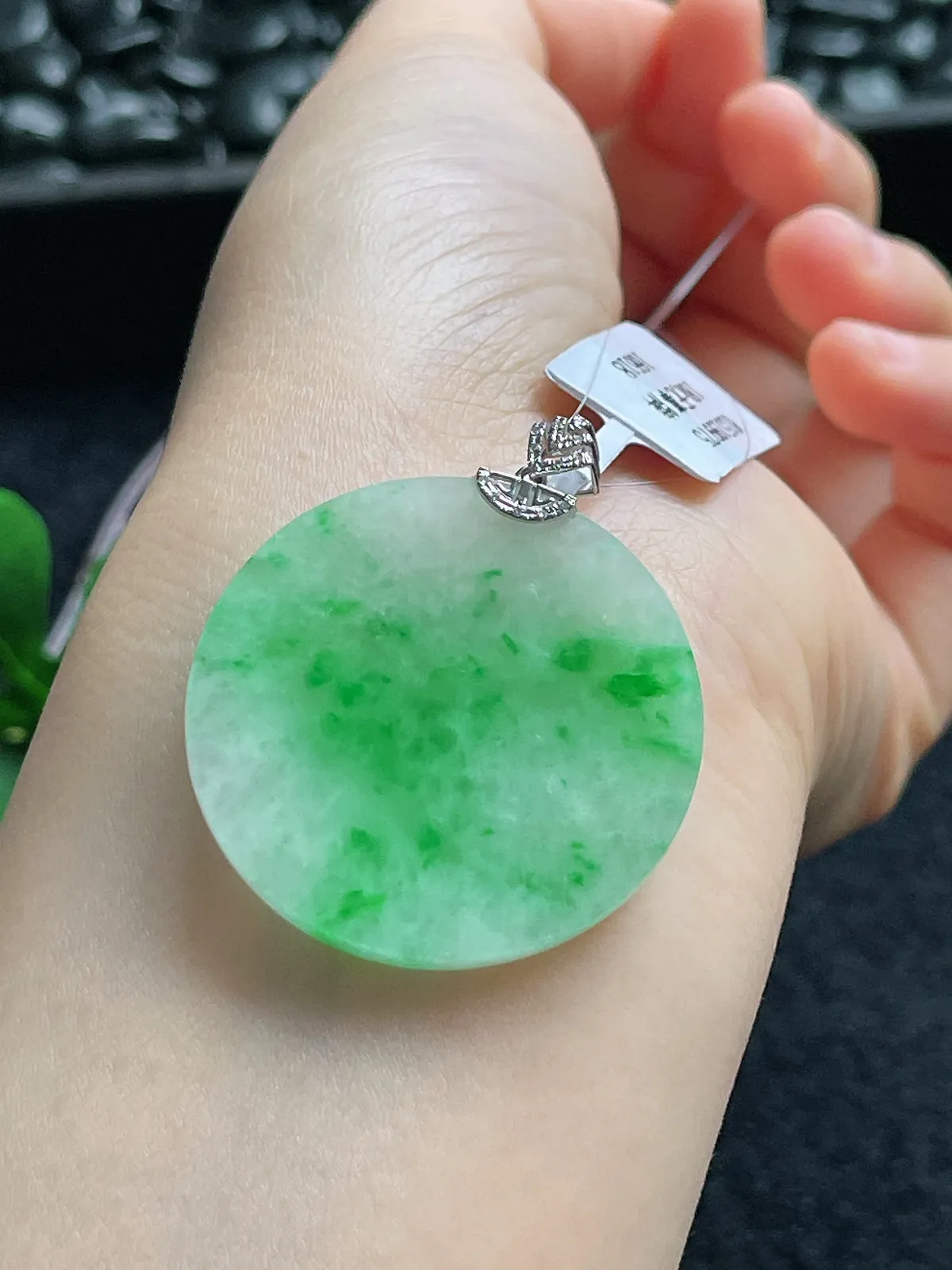 18k金翡翠糯化种飘绿无事牌