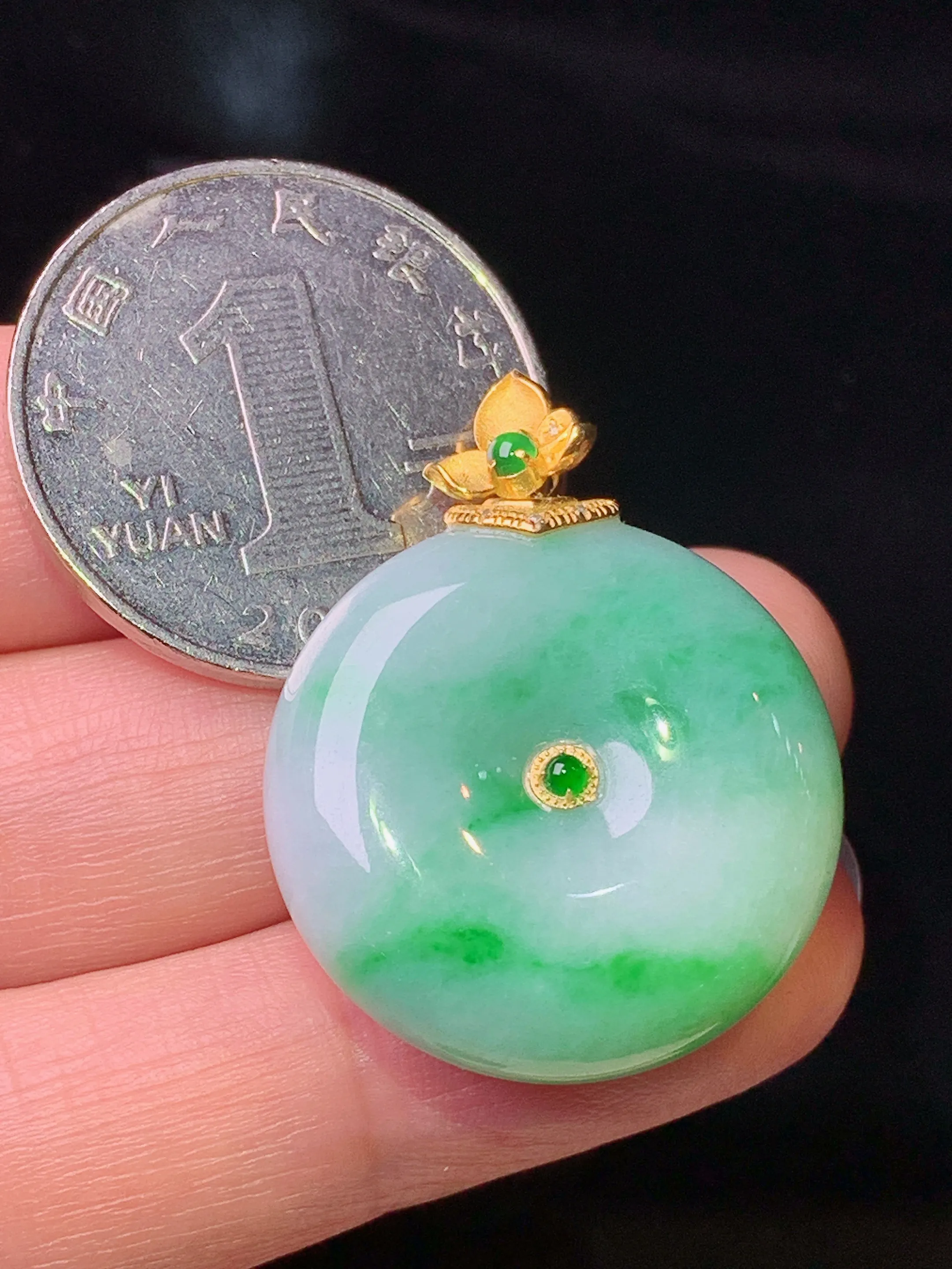 18k金镶嵌飘绿平安扣吊坠 玉质细腻 色泽清新艳丽 整体尺寸32.2*24.7*8.2