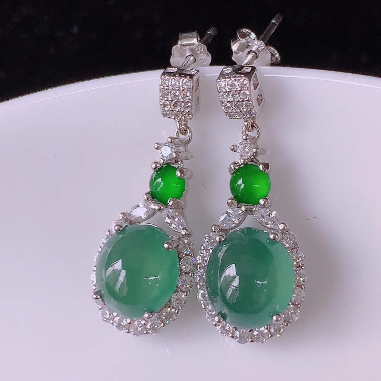 冰透满绿翡翠925银镶嵌耳坠，自然光实拍，翠色灵动，颜色漂亮，种老水足，品相佳，佩戴佳品！#97.20整体25*10*7裸石8.5*7.5