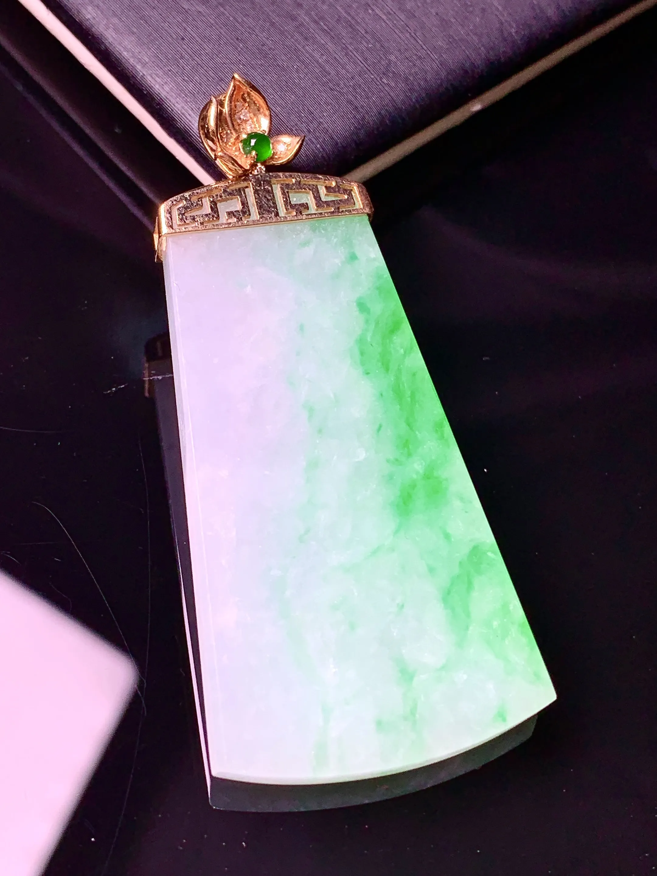 18k金镶嵌飘绿无事牌吊坠 玉质细腻 色泽清新艳丽 整体尺寸48.8*22.5*3.5