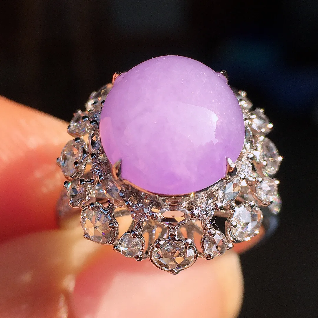 紫罗兰蛋面戒指，色泽均匀艳丽，玉质细腻，荧光感超
强，饱满圆润，尽显优雅气质，18k
金豪华镶嵌