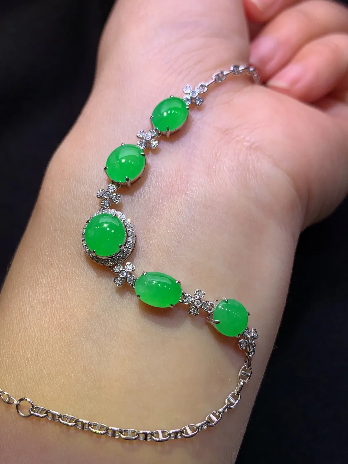 阳绿蛋面手链，18k金镶嵌，款式精美，冰润色阳，种水足，Lp 尺寸7.7*6.4*2.2