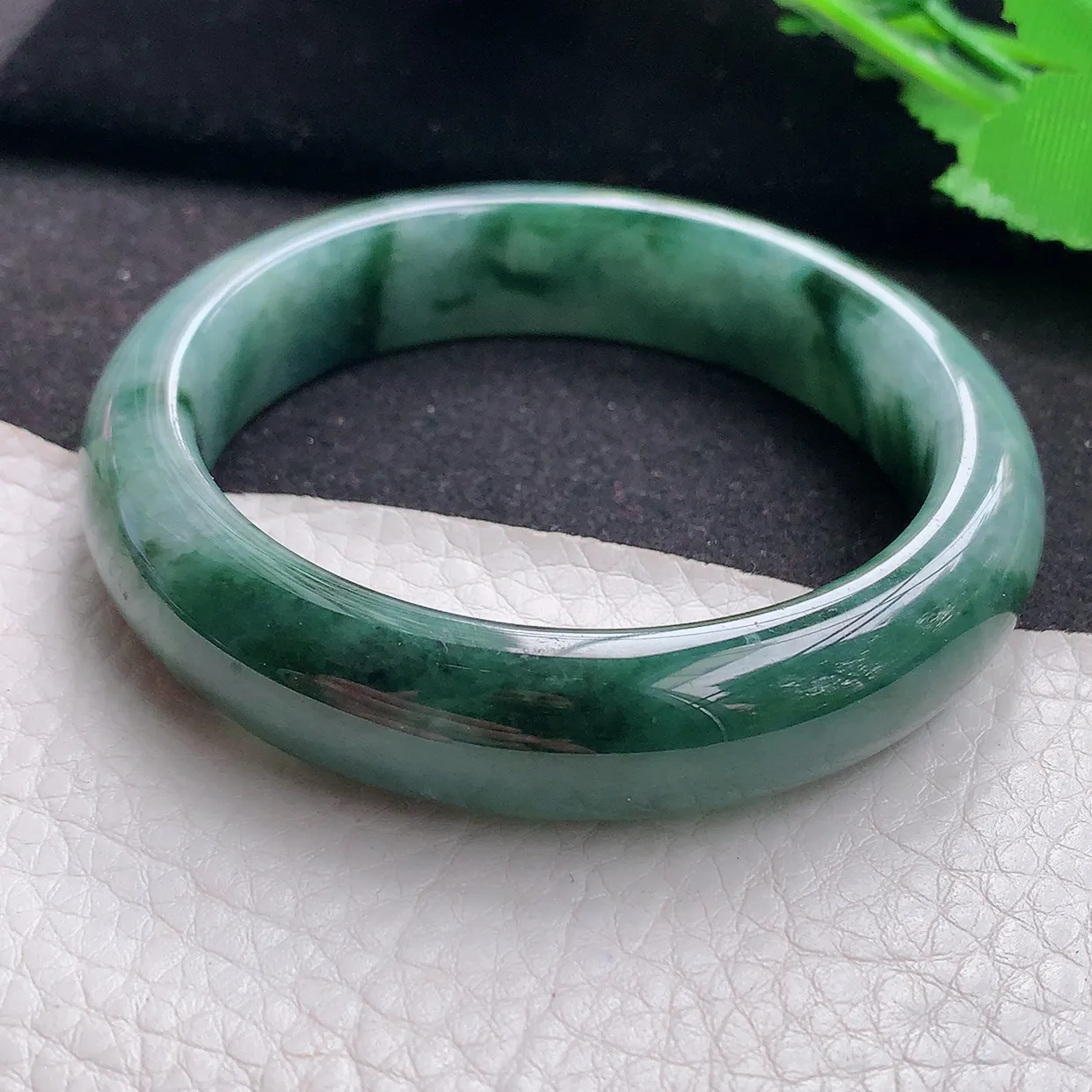 js自然光55.5*13.3*8.6平安镯 缅甸翡翠a货油绿飘花宽边玉手镯玉手环