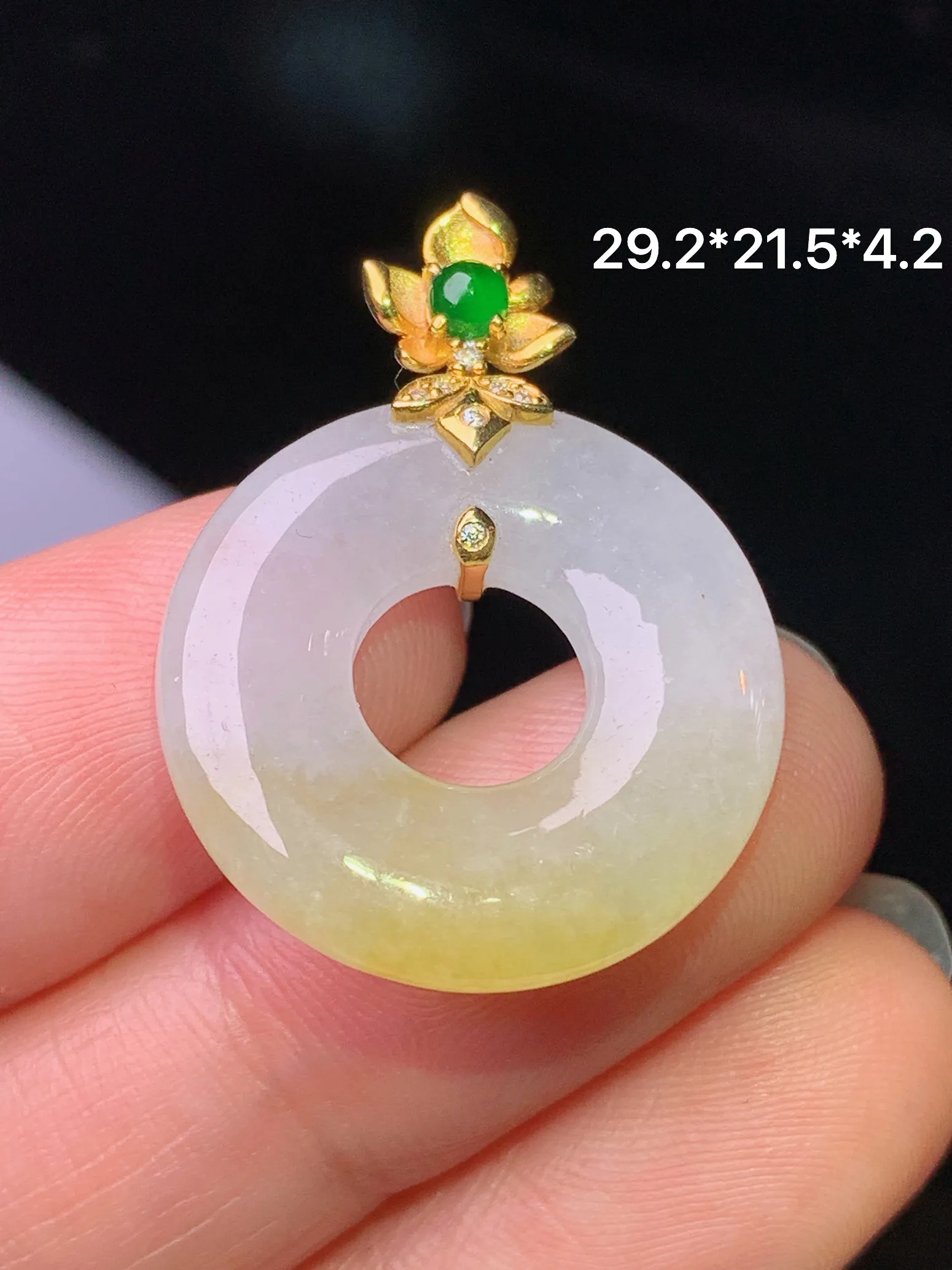 18k金钻镶嵌飘黄翡平安环吊坠 玉质细腻 色泽清新艳丽 整体尺寸29.2*21.5*4.2