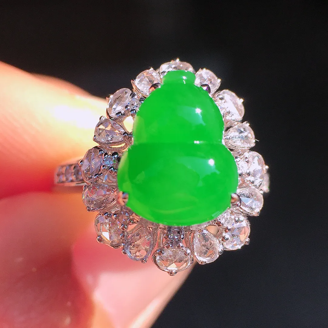 阳绿葫芦戒指，色泽均匀艳丽，玉质细腻，荧光感超
强，饱满圆润，尽显优雅气质，18k
金豪华镶嵌