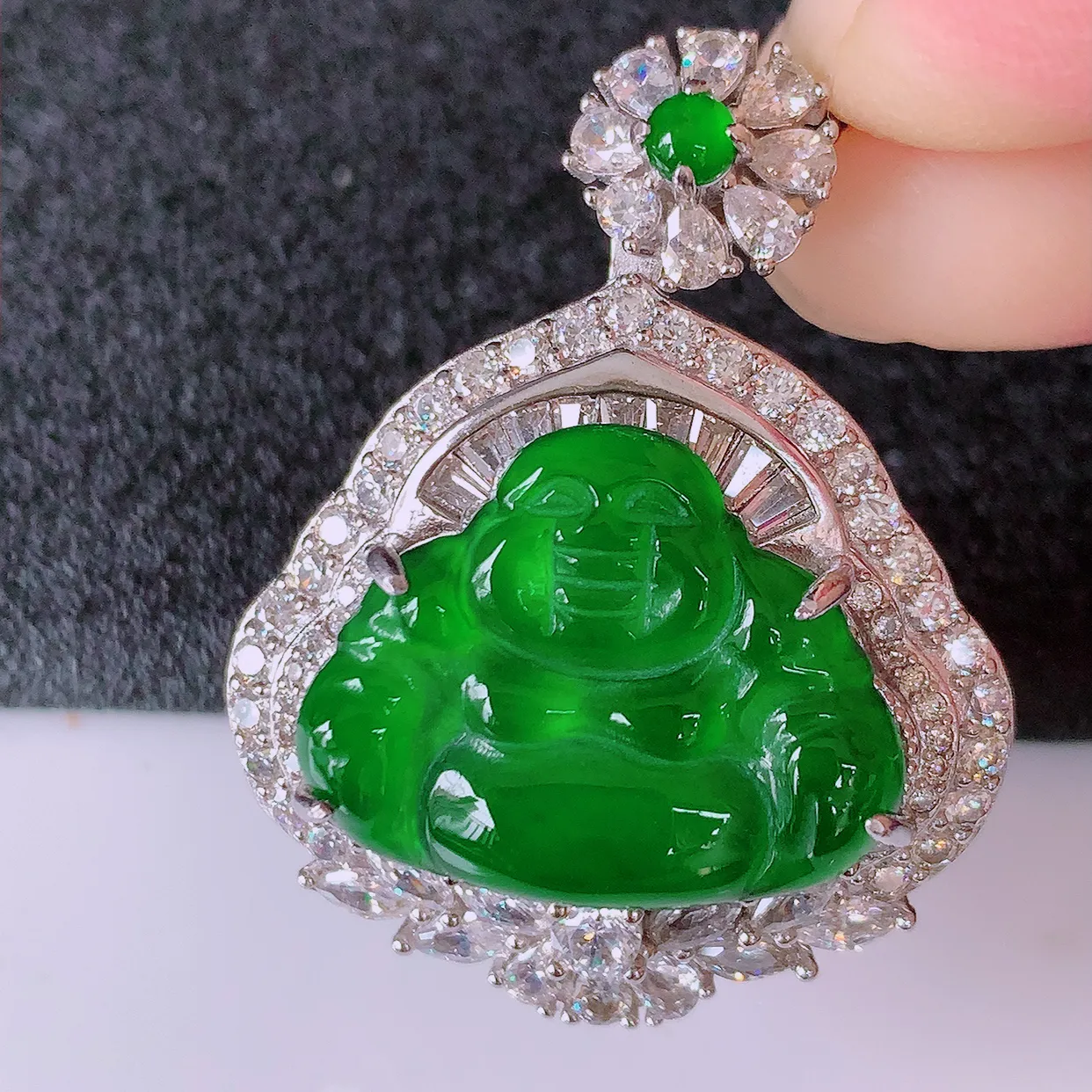 冰透满绿翡翠925银镶嵌佛公吊坠，自然光实拍，翠色灵动，颜色漂亮，种老水足，品相佳，佩戴佳品！#97.20整体33.8*26.5*12.5裸石19.5*15.5