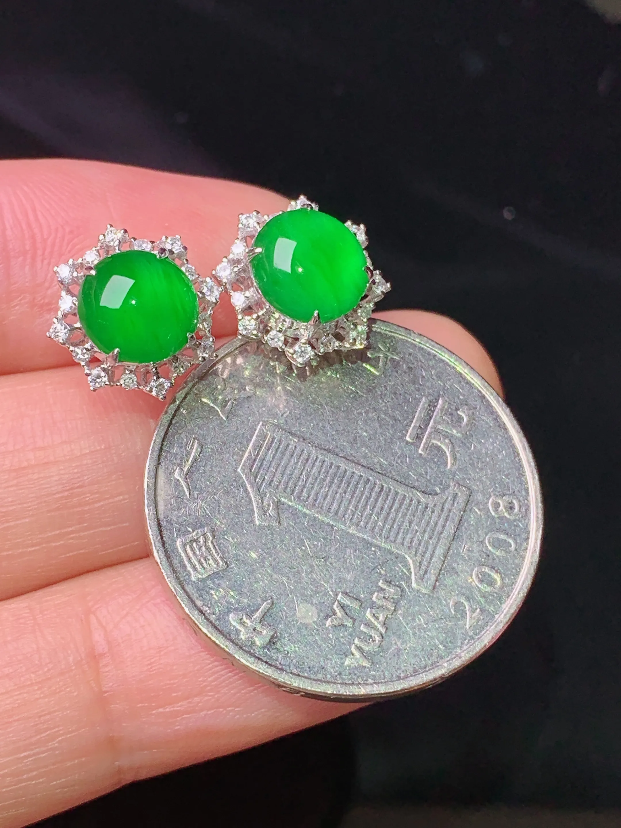 18k金钻镶嵌满绿蛋面耳钉 玉质细腻 色泽清新艳丽 整体尺寸11.3*7.8