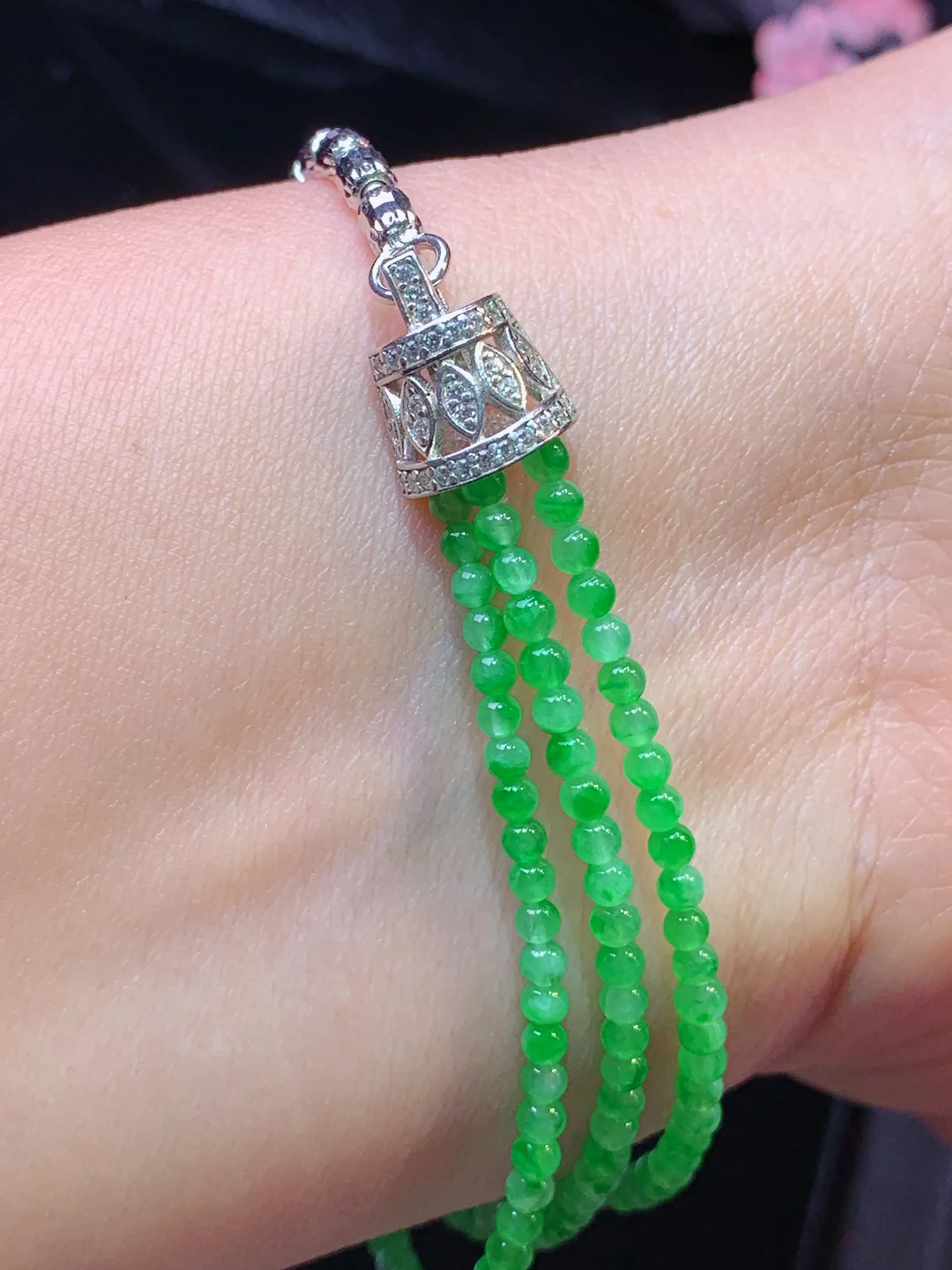 翠绿小米珠手链 玉质细腻 色泽清新艳丽 整体尺寸2.8