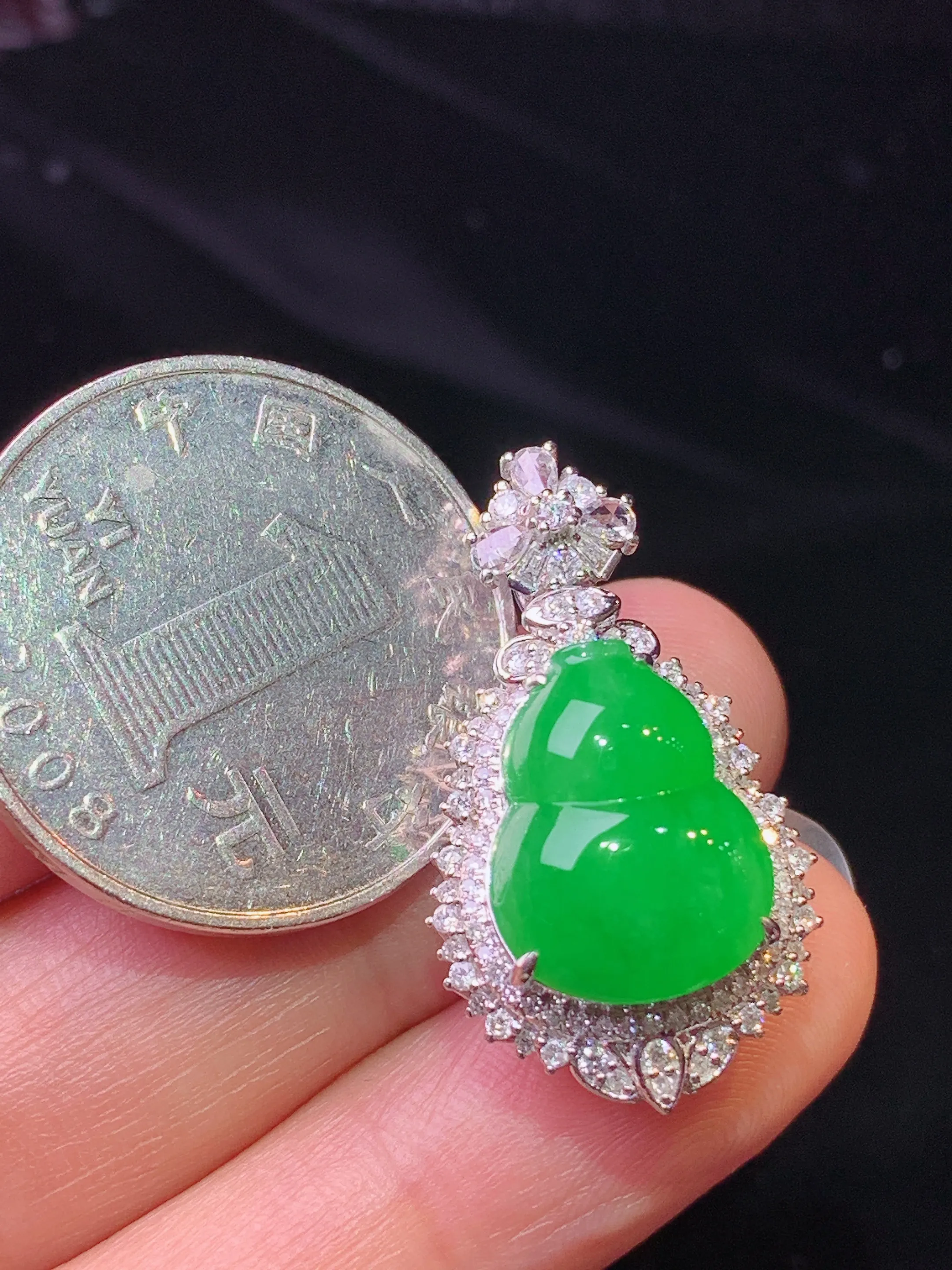 18k金钻镶嵌满绿葫芦吊坠 玉质细腻 色泽清新艳丽 整体尺寸28.7*16.3*12.5