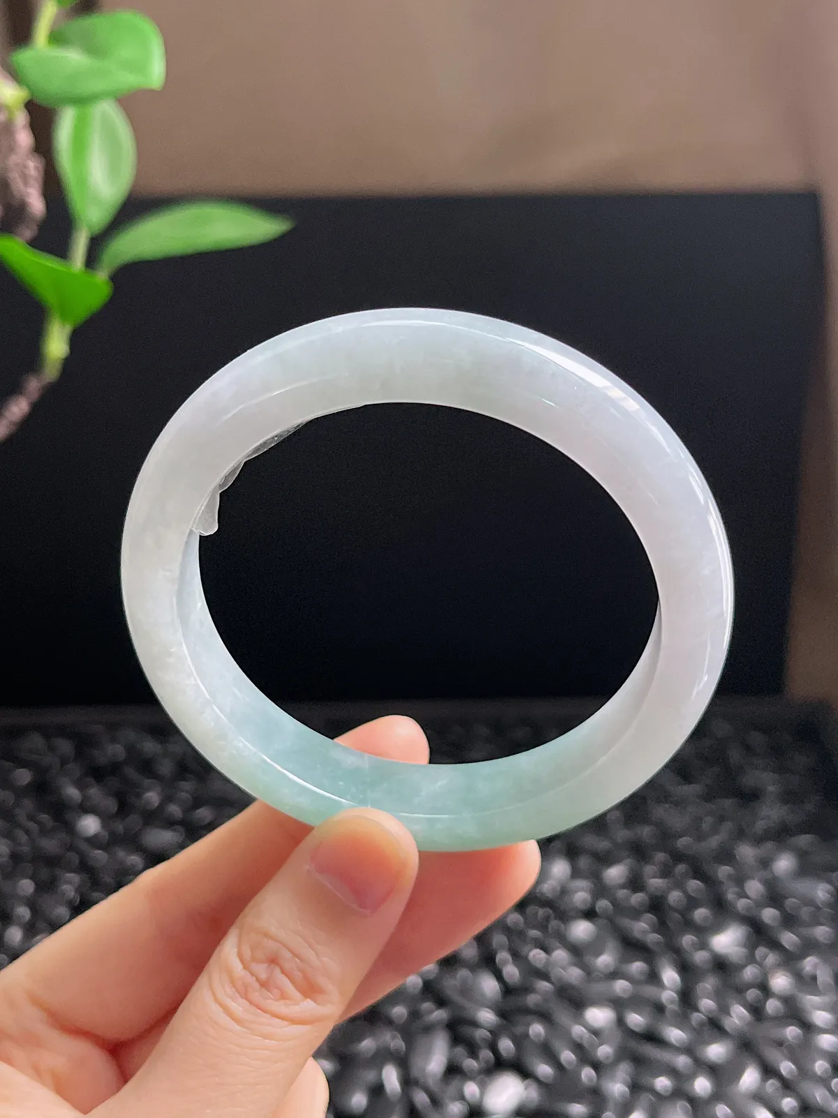 正圈57.9圈口，翡翠冰糯种淡绿色手镯