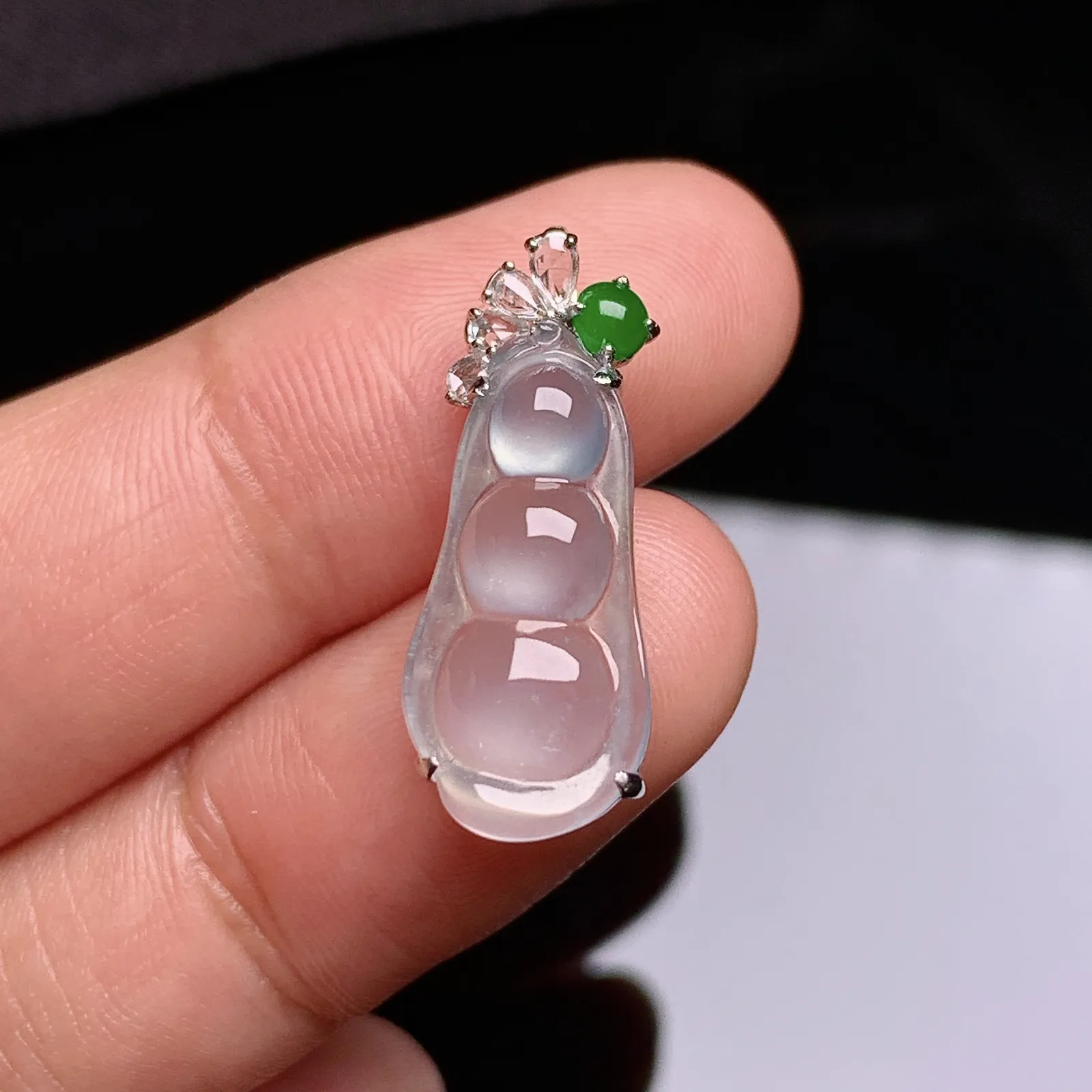 冰种福豆吊坠，18k金镶嵌，冰冰润润，玉质细腻，种水足 尺寸22.9*9*5.5