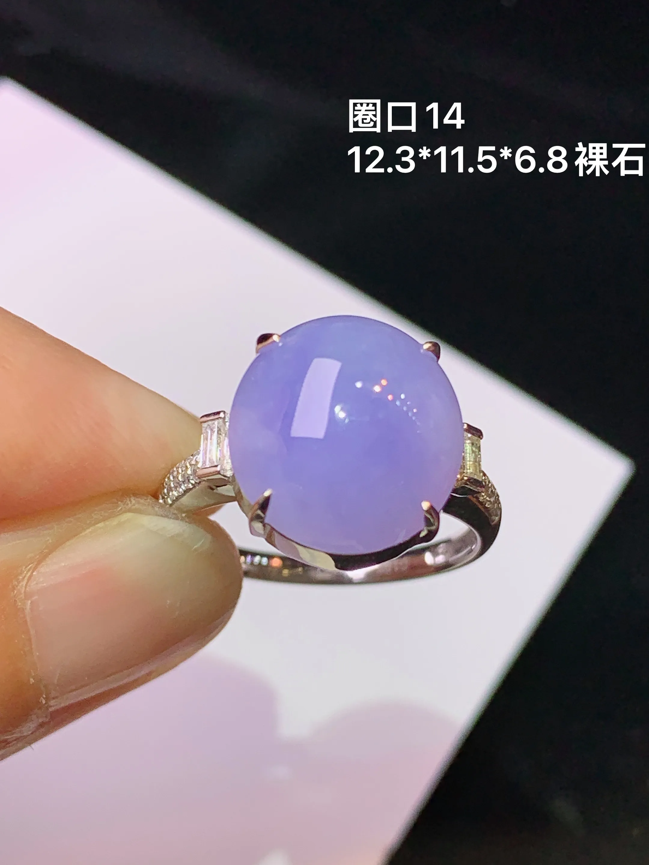 18k金钻镶嵌紫罗兰蛋面戒指 玉质细腻 色泽清新艳丽 圈口14 裸石尺寸12.3*11.5*6.8