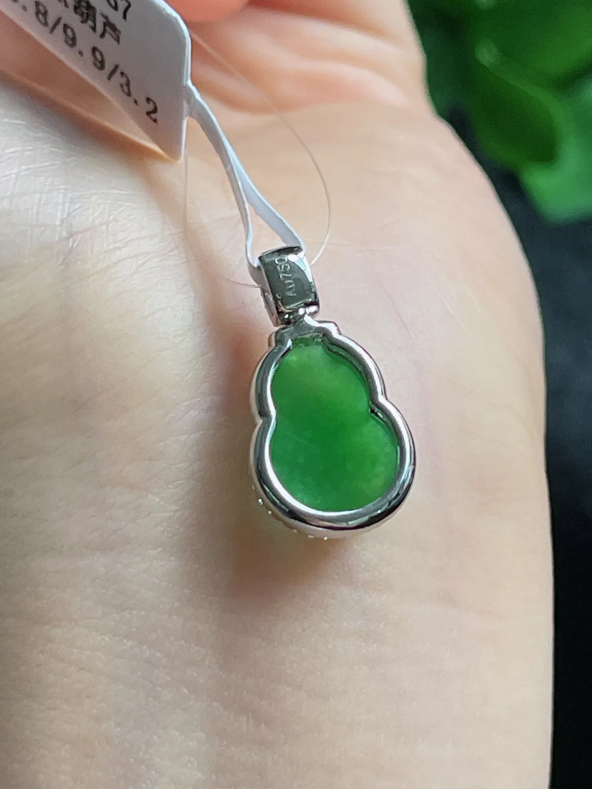 18k金镶嵌翡翠糯化种绿色葫芦