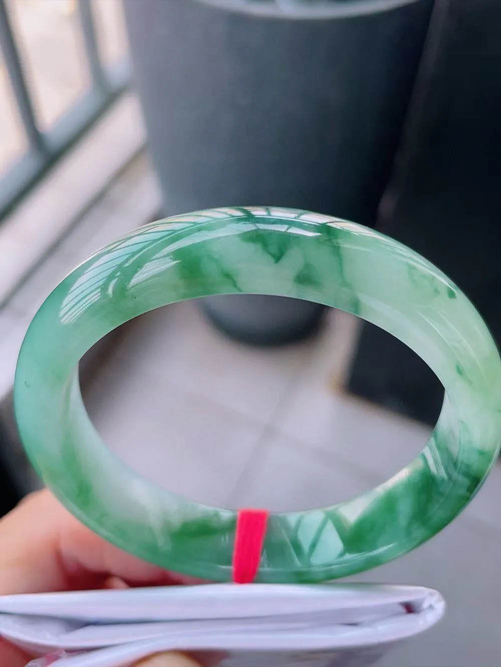 【翡翠名称】老种冰飘花58正圈口手镯
【翡翠尺寸】58-13.8-9mm适合57-59正圈口佩戴
【翡翠描述】宝贝种老水足，玉质细腻，色泽靓丽，性价比高，佩戴效果好！
【其它赠送】权威证书/精美挂绳/盒子/支持全国复检/七天无理由退换货(买家只须付来回邮费即可）