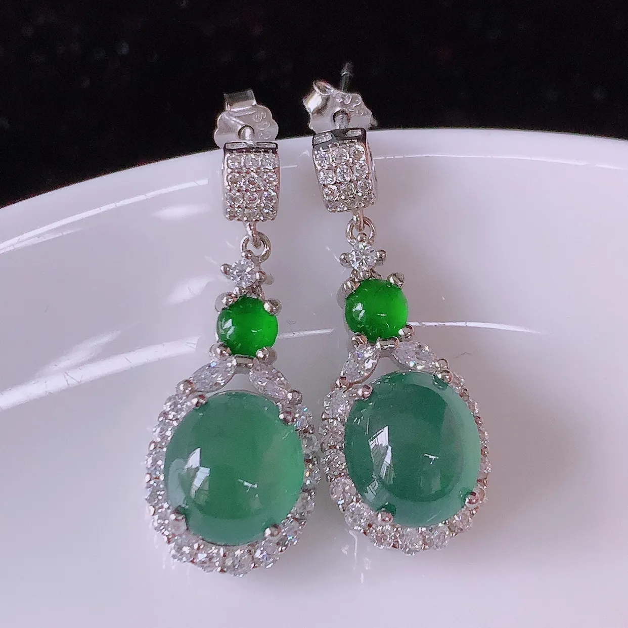 冰透满绿翡翠925银镶嵌耳坠，自然光实拍，翠色灵动，颜色漂亮，种老水足，品相佳，佩戴佳品！#97.20整体25*10*7裸石8.5*7.5