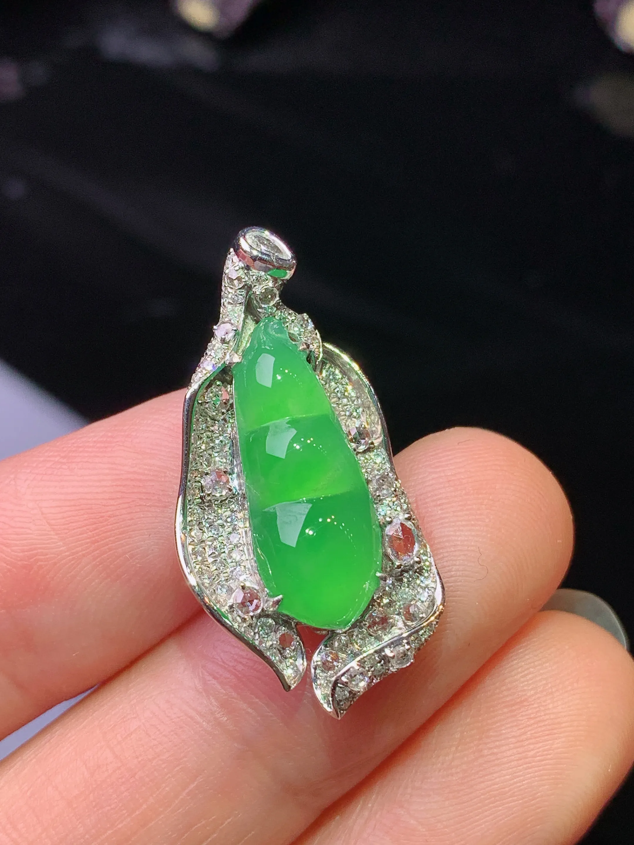 18k金钻镶嵌满绿四季豆吊坠 玉质细腻 色泽清新艳丽 整体尺寸28.5*14.5*7