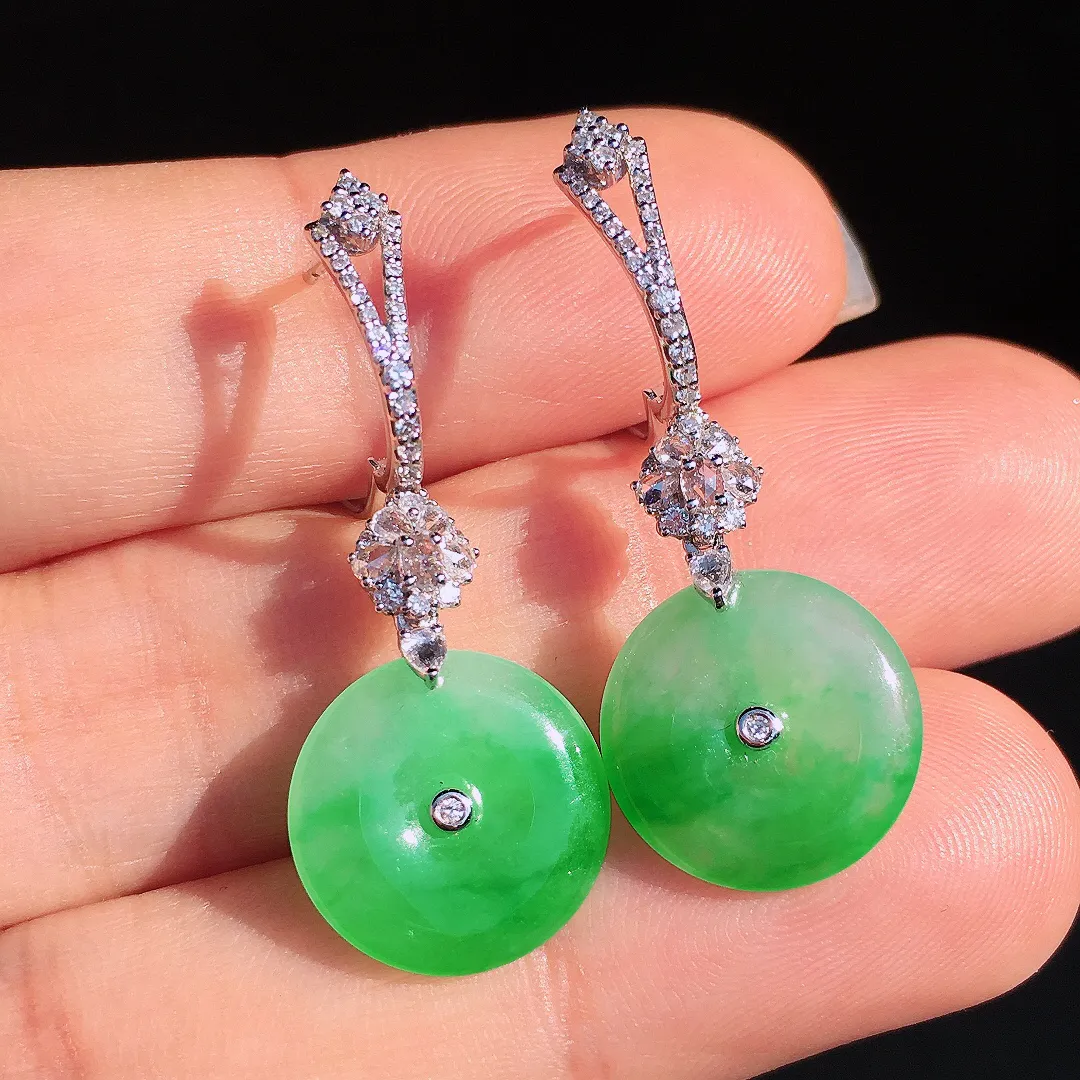 阳绿平安扣耳坠，色泽艳丽，玉质细腻，荧光感超
强，饱满圆润，尽显优雅气质，18k
金豪华镶嵌