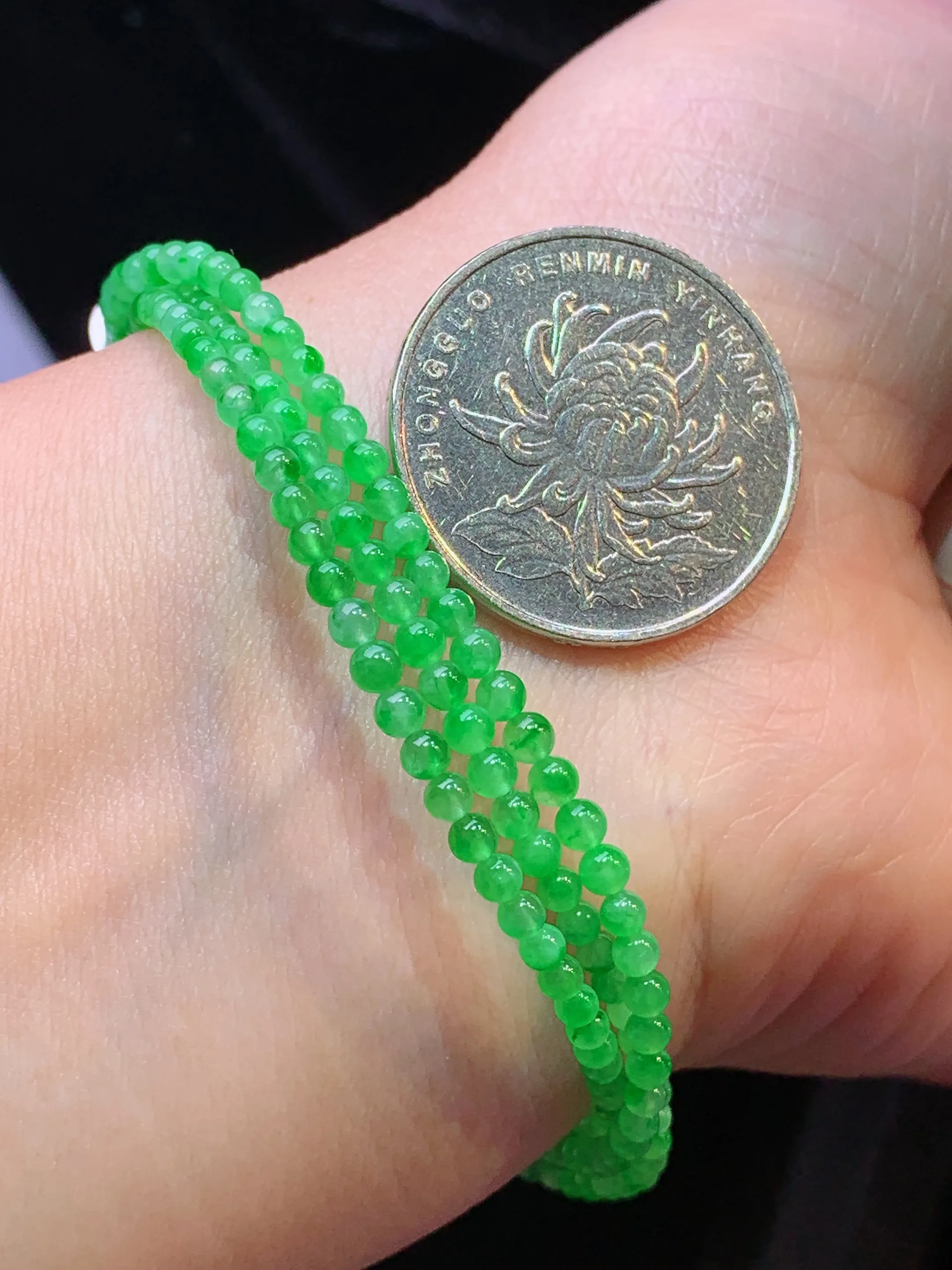 翠绿小米珠手链 玉质细腻 色泽清新艳丽 整体尺寸2.8