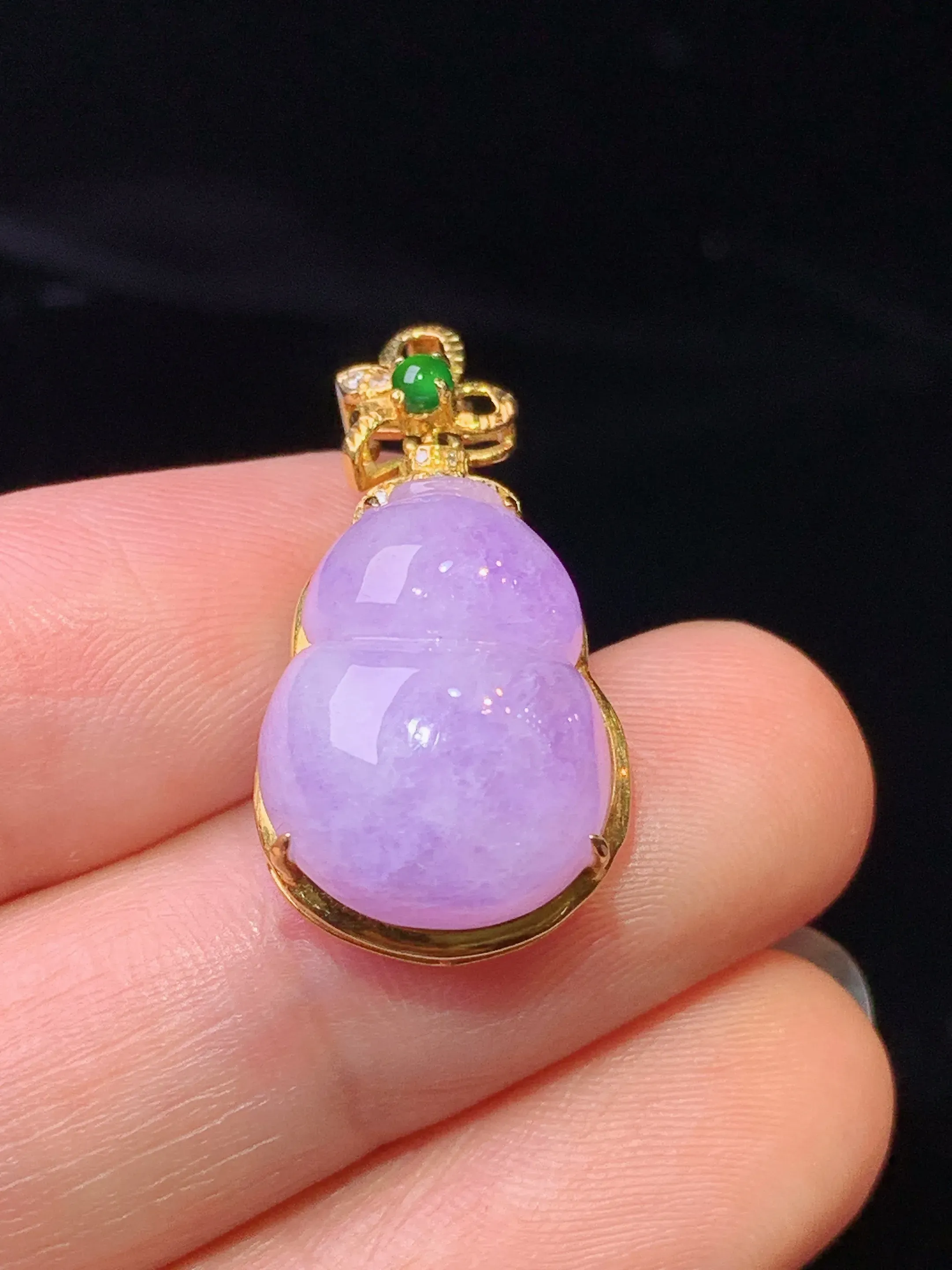 18k金钻镶嵌紫罗兰葫芦吊坠 玉质细腻 色泽清新艳丽 整体尺寸24.8*13.5*9.3