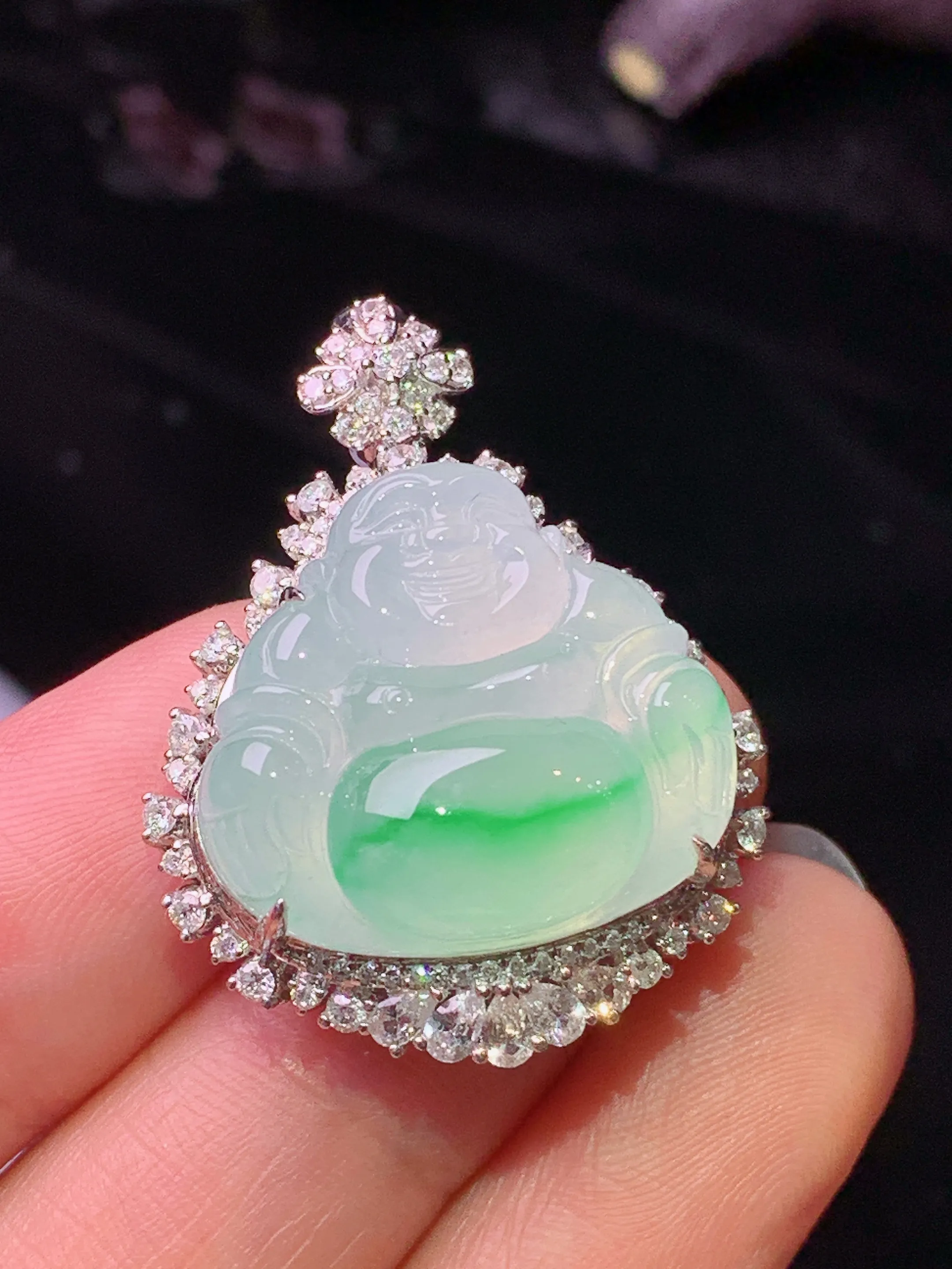 18k金钻镶嵌飘绿佛公吊坠 玉质细腻 色泽清新艳丽 整体尺寸32.6*24.8*11.8