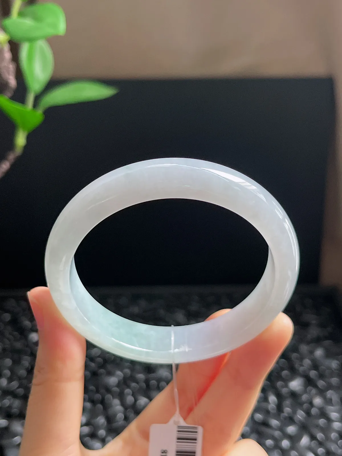 正圈56圈口，翡翠冰糯种淡绿色手镯