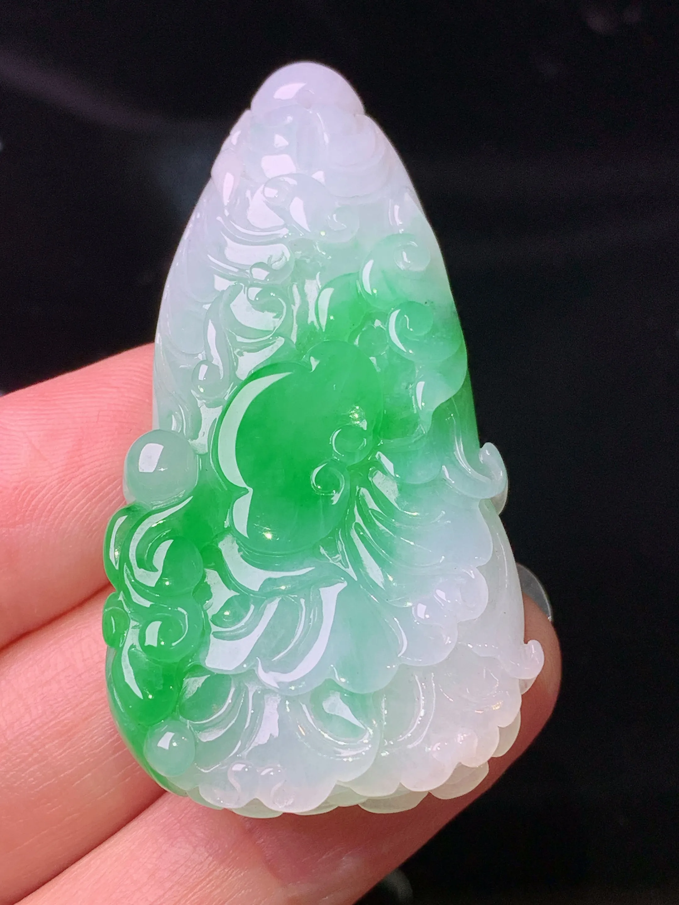 飘绿白菜吊坠 玉质细腻 色泽清新艳丽 整体尺寸52.6*27*9.5
