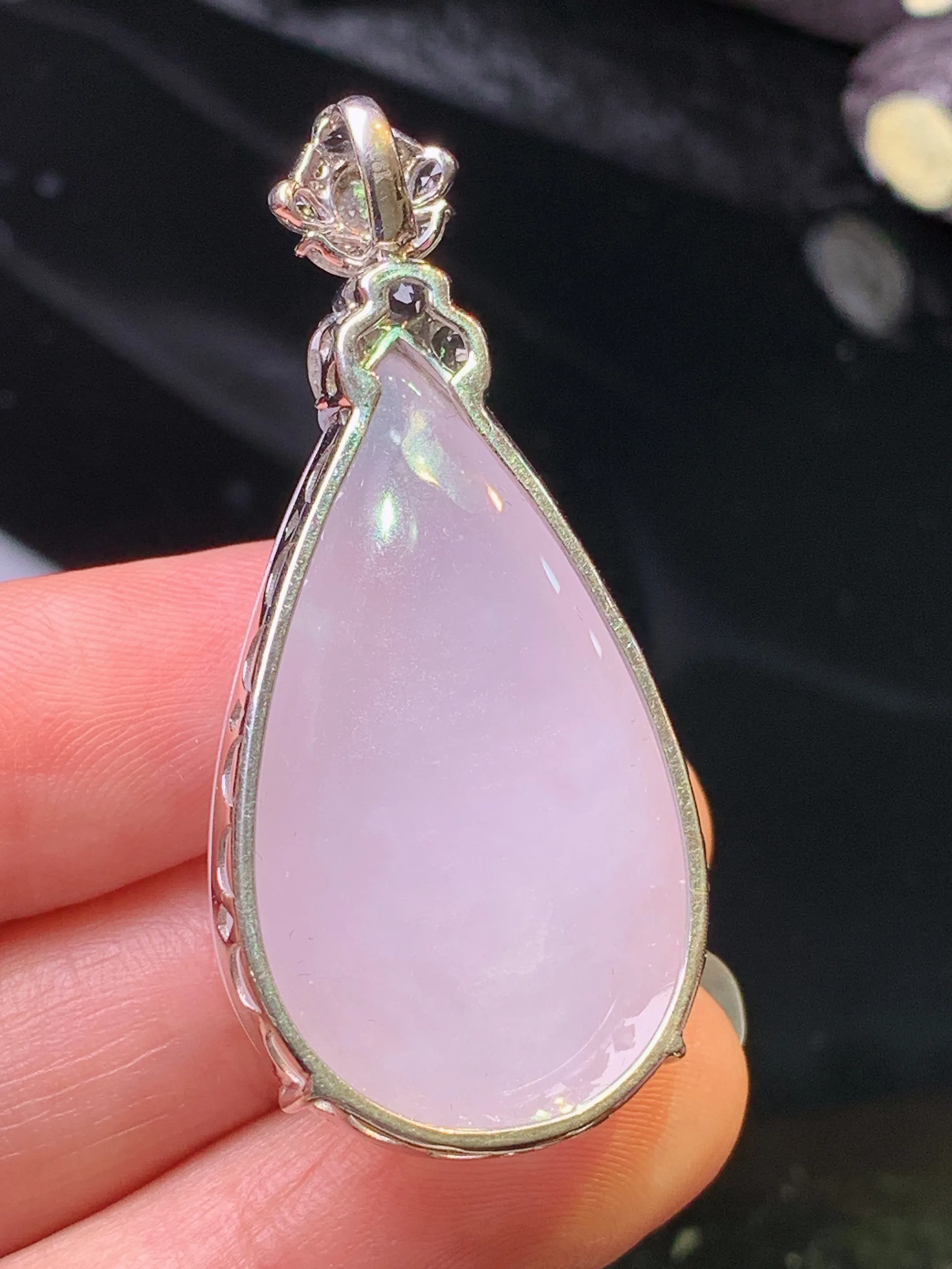 18k金钻镶嵌淡紫罗兰水滴吊坠 玉质细腻 色泽清新艳丽 整体尺寸46.5*21.5*11.2