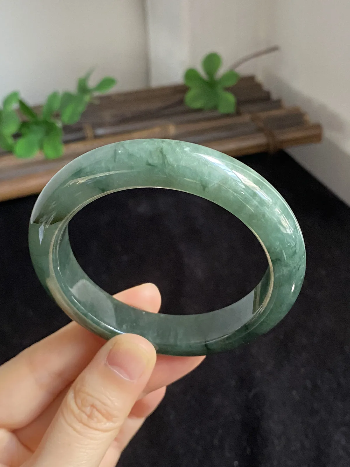 正圈54.4圈口，翡翠糯化种飘绿手镯