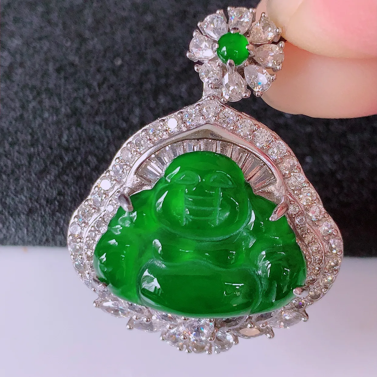冰透满绿翡翠925银镶嵌佛公吊坠，自然光实拍，翠色灵动，颜色漂亮，种老水足，品相佳，佩戴佳品！#97