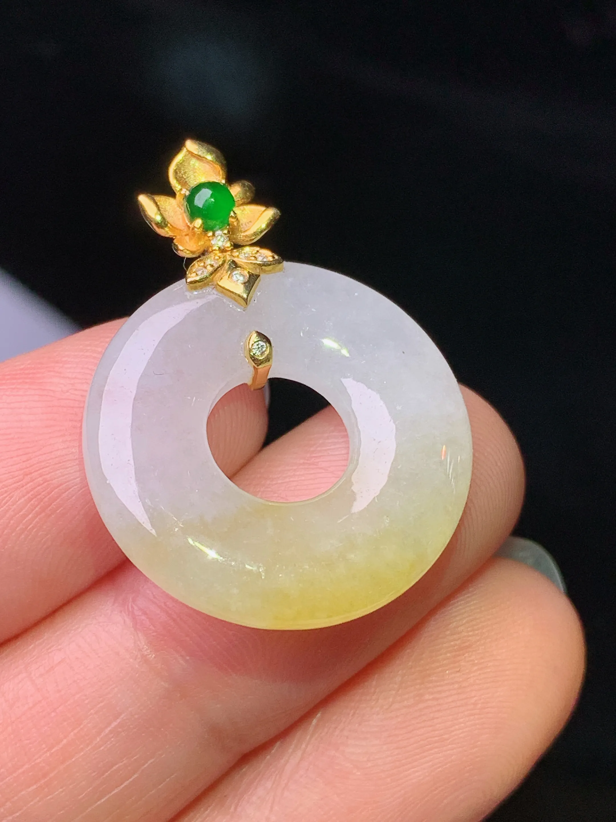 18k金钻镶嵌飘黄翡平安环吊坠 玉质细腻 色泽清新艳丽 整体尺寸29.2*21.5*4.2