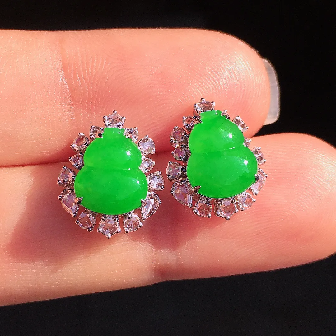 阳绿葫芦耳钉，色泽均匀艳丽，玉质细腻，荧光感超
强，饱满圆润，尽显优雅气质，18k
金豪华镶嵌