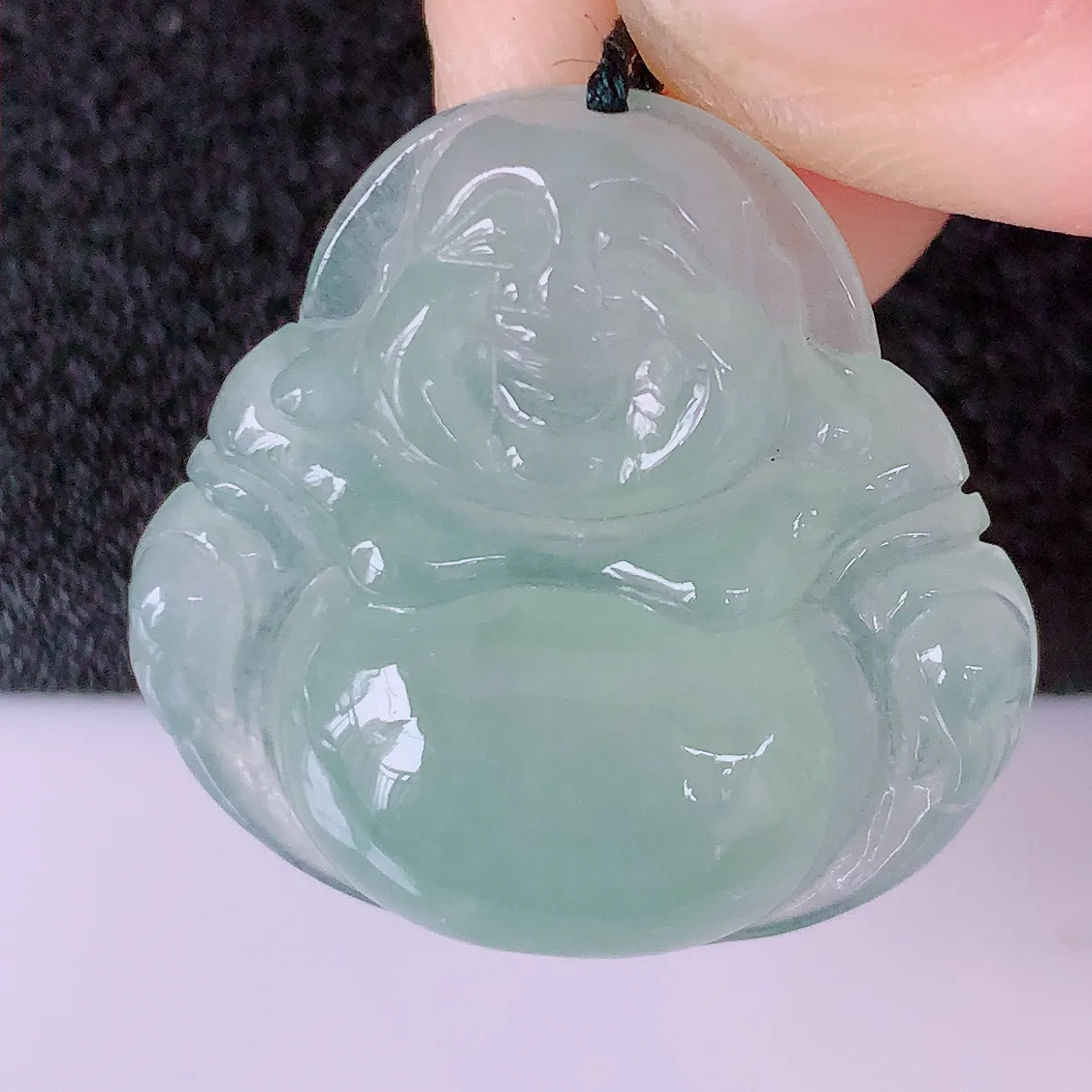 自然光实拍，冰种淡绿翡翠佛公吊坠，水灵起胶，翠色迷人，佛公在心中，一生平安，饱满圆润，开怀大笑佛公，配戴灵气十足！#57.20
