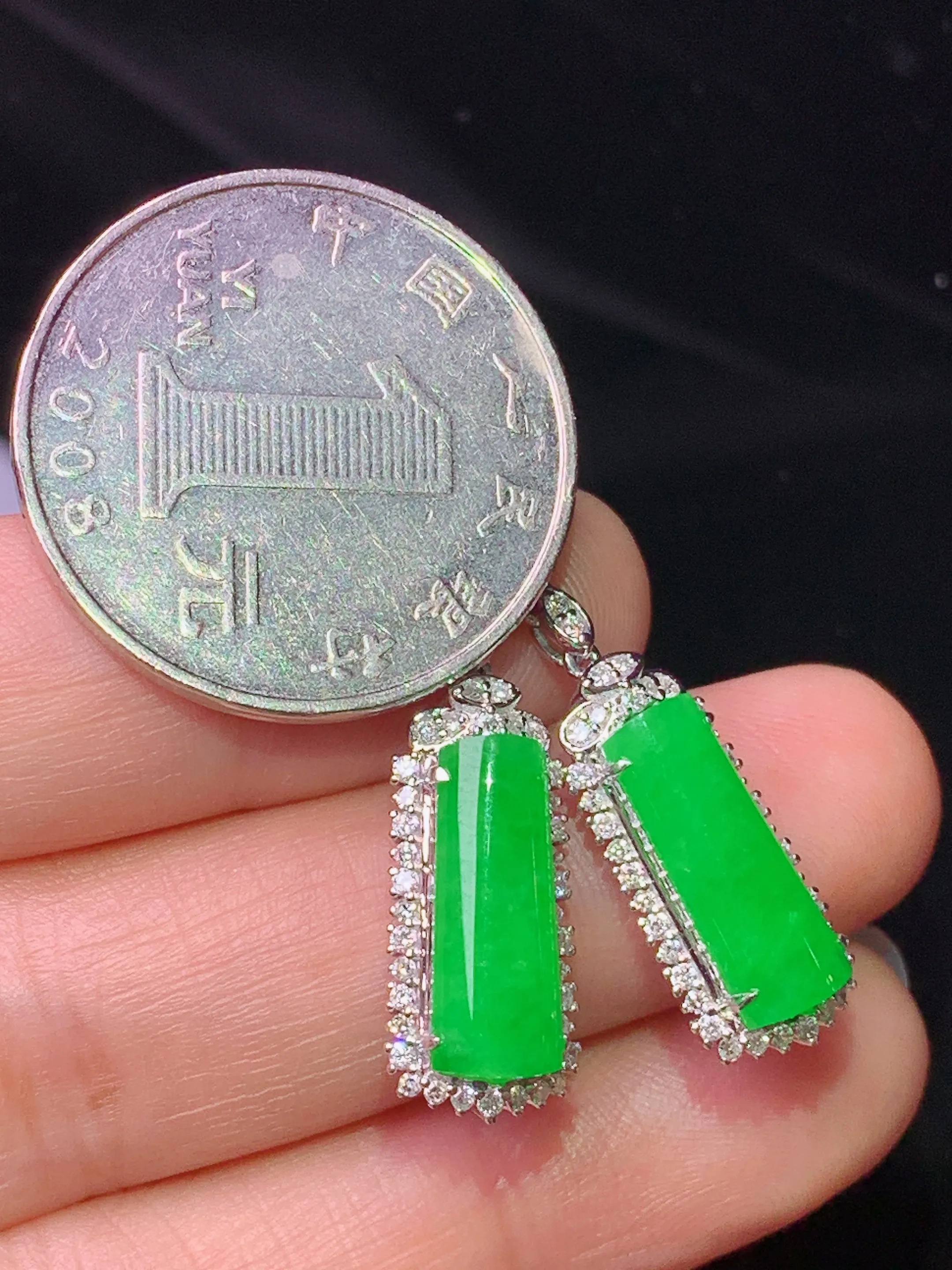 18k金钻镶嵌满绿玉柱耳坠 玉质细腻 色泽清新艳丽 整体尺寸39.5*8.8*6.2