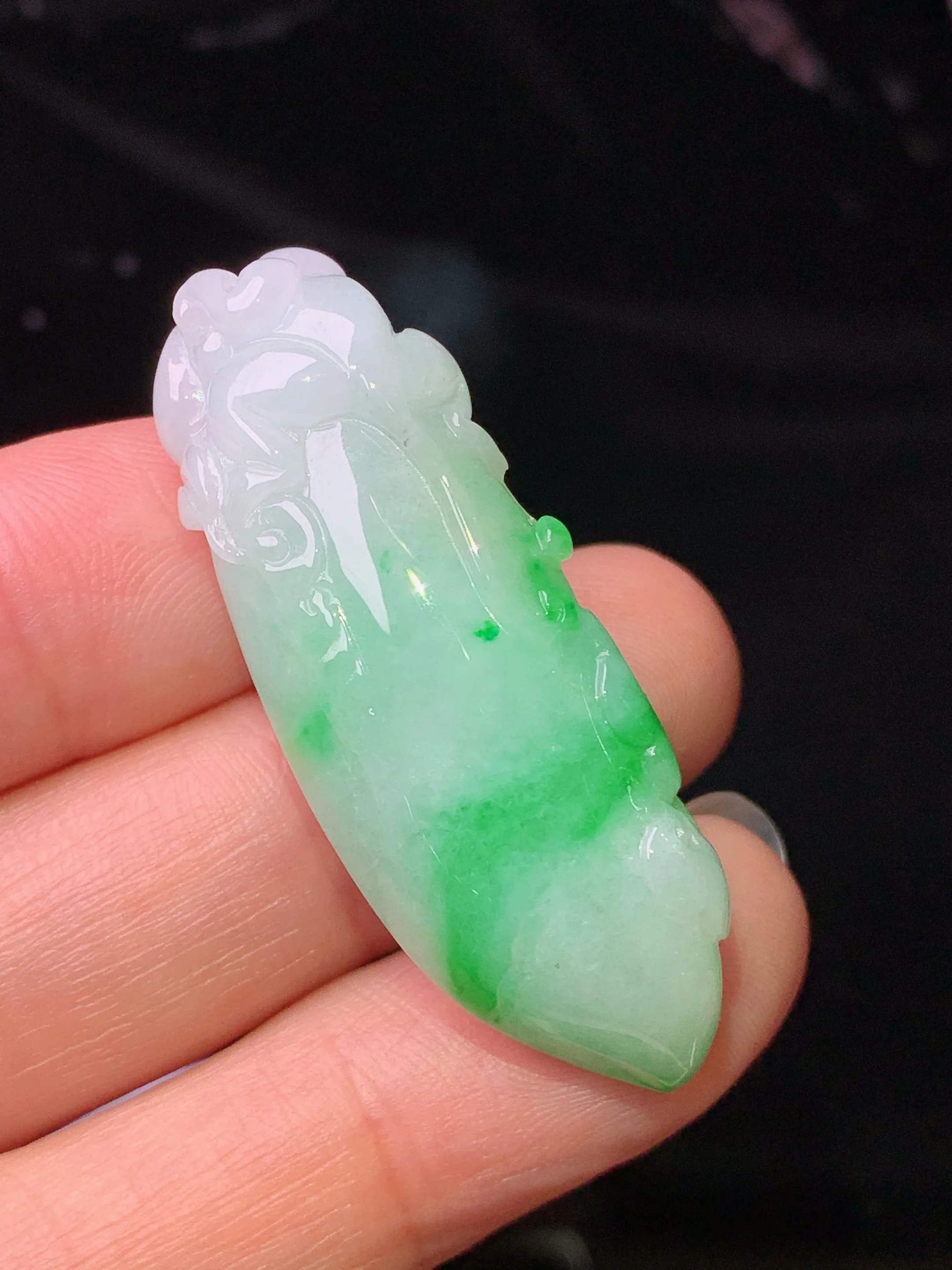 飘绿灵猴吊坠 玉质细腻 色泽清新艳丽 整体尺寸41.8*15.5*12