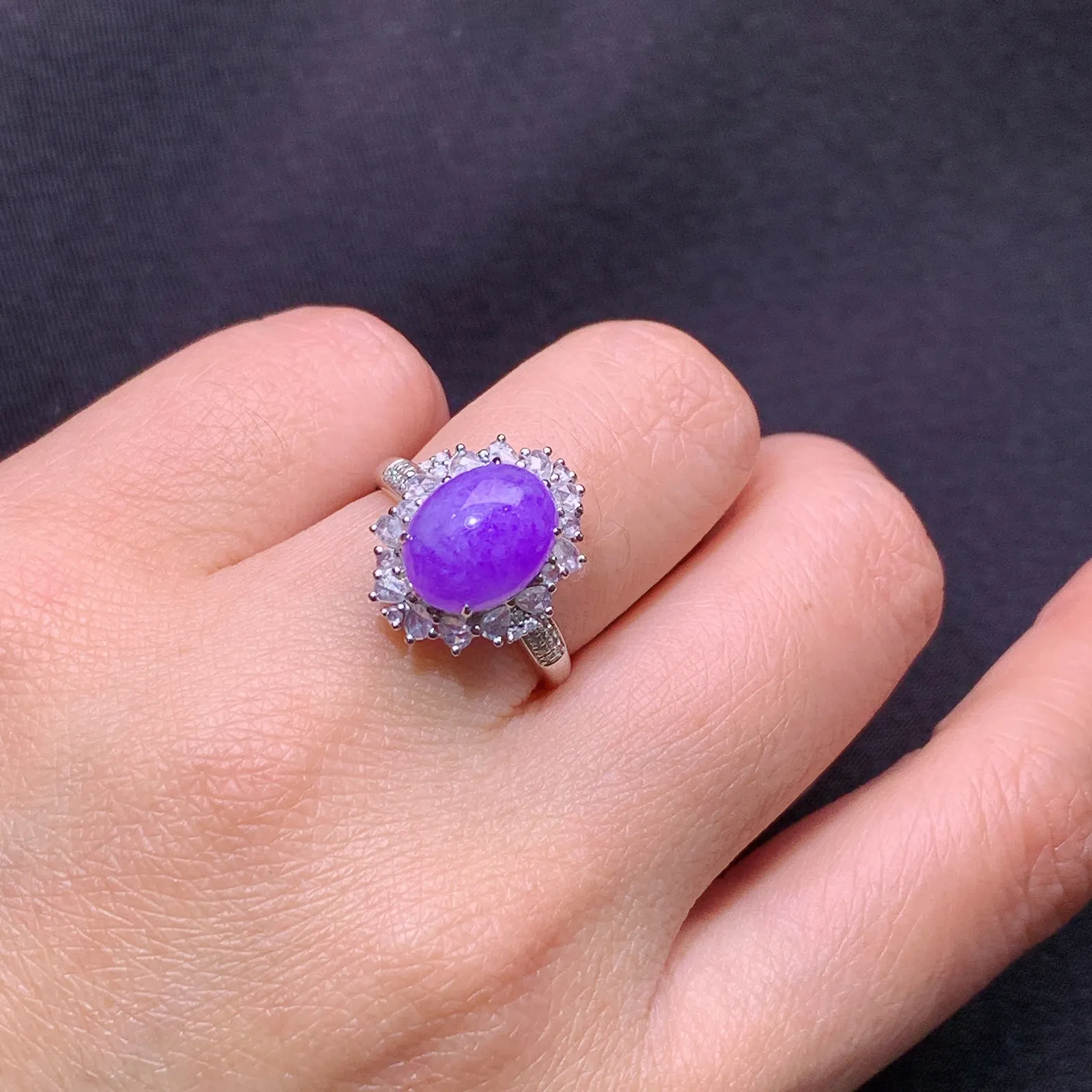 紫罗兰蛋面戒指，18k金镶嵌，温润细腻，颜色浓郁 尺寸14 裸石10.4*8.1*4.3