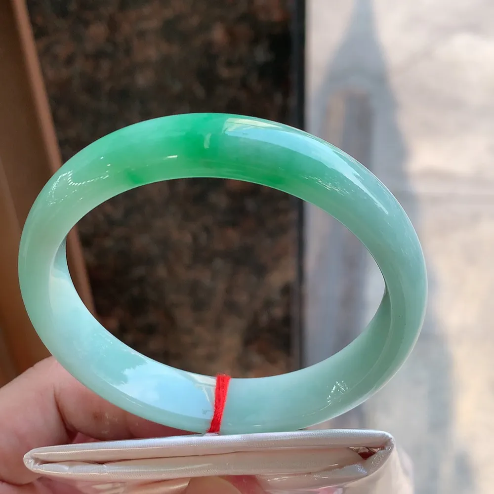 正圈冰糯翠绿 无瑕 尺寸:62.4/13.4/8 色好 大圈口🥰🥰