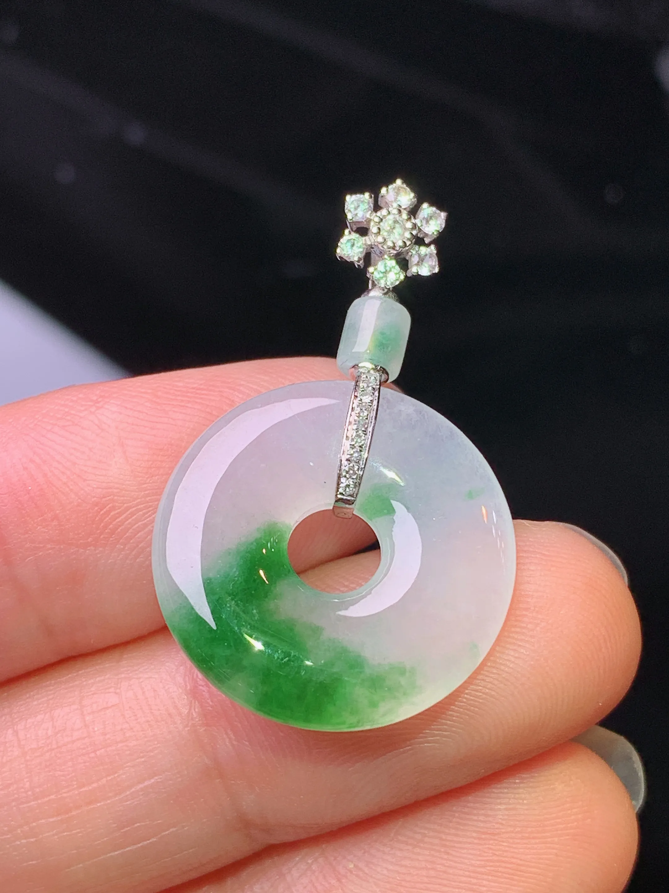 18k金钻镶嵌飘绿平安环吊坠 玉质细腻 色泽清新艳丽 整体尺寸31.2*19.3*3.8