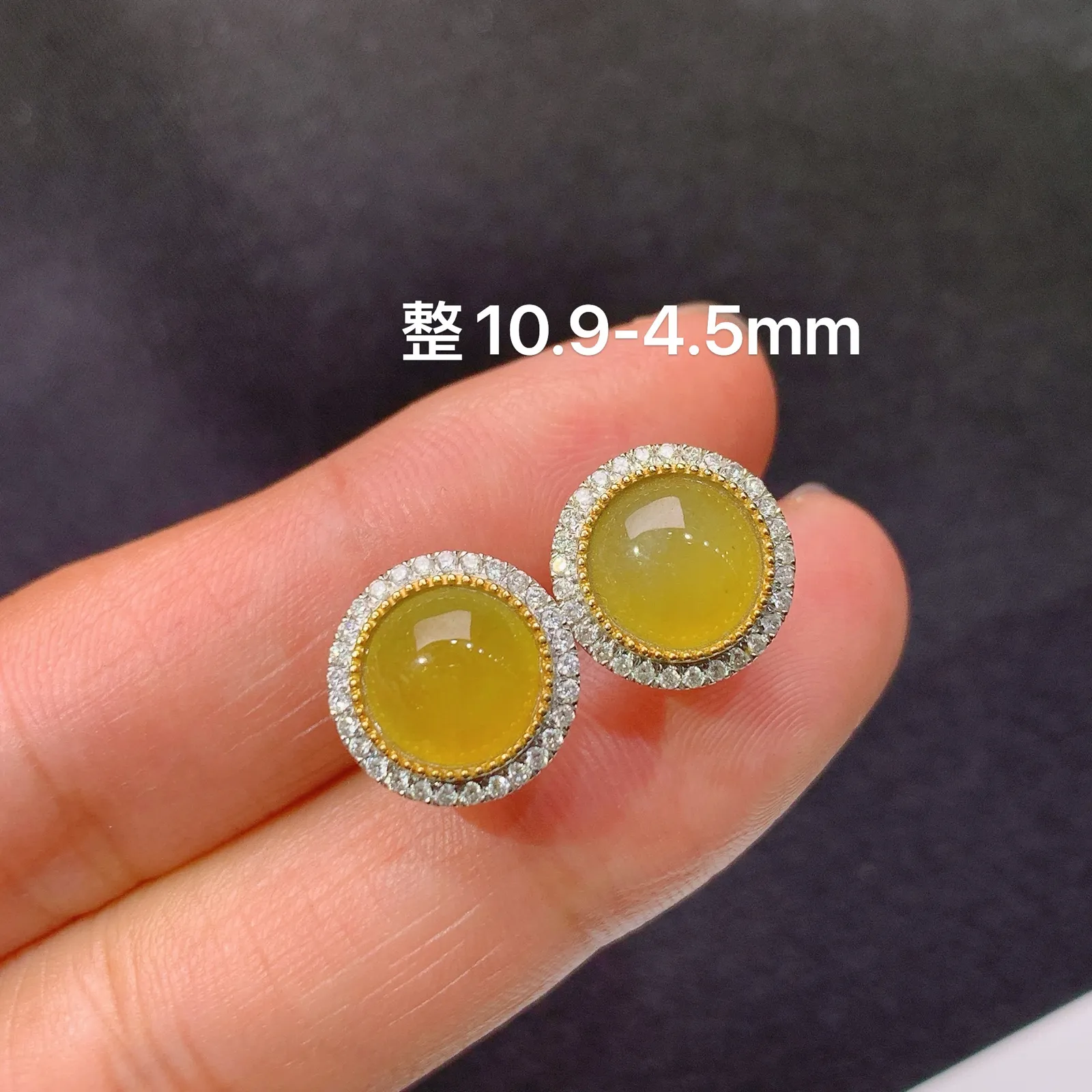 冰黄翡蛋面耳钉，18k金镶嵌，色泽鲜艳，水色超佳 尺寸10.9*4.5