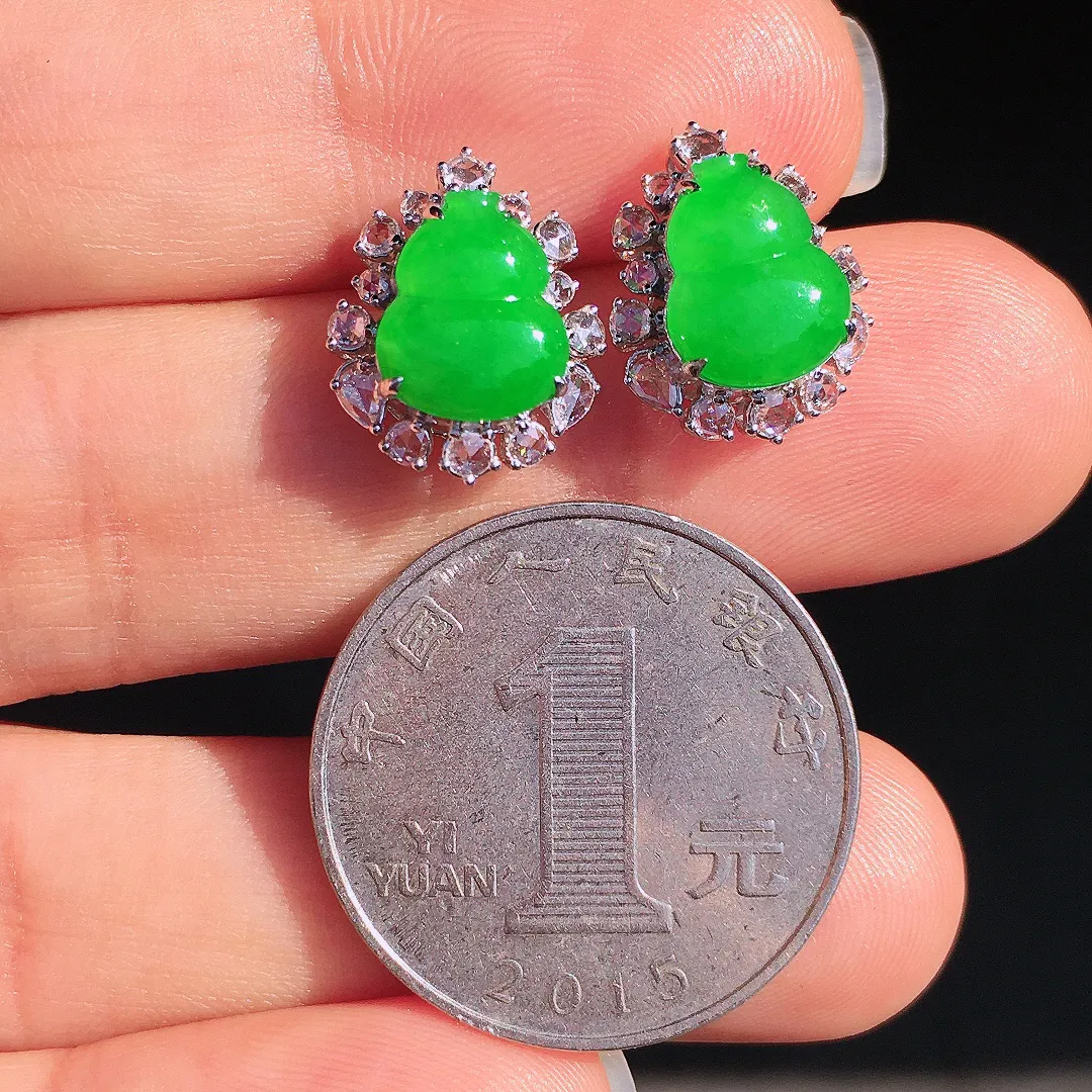 阳绿葫芦耳钉，色泽均匀艳丽，玉质细腻，荧光感超
强，饱满圆润，尽显优雅气质，18k
金豪华镶嵌