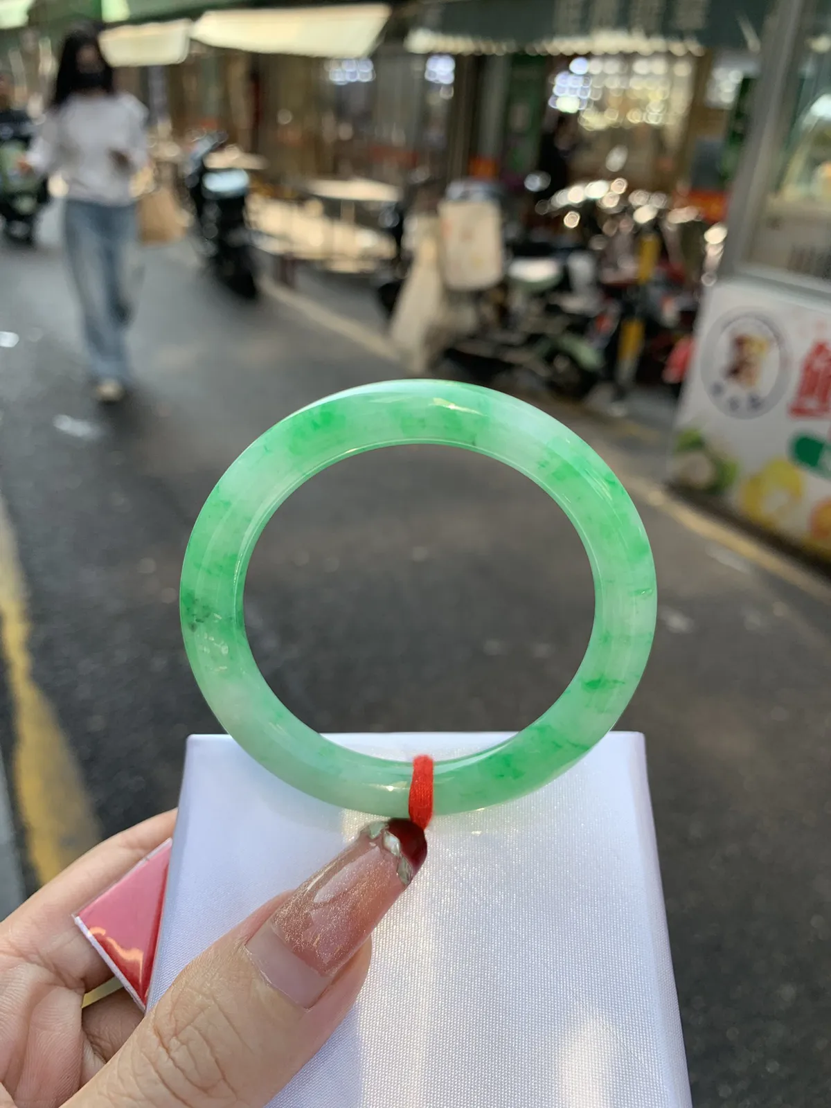 私人链接#满绿美人条
51.6-8.4-8.8
完美，底妆细腻，近满绿鲜艳青翠，色泽均匀分布，举手投足之间散发出来的贵气感