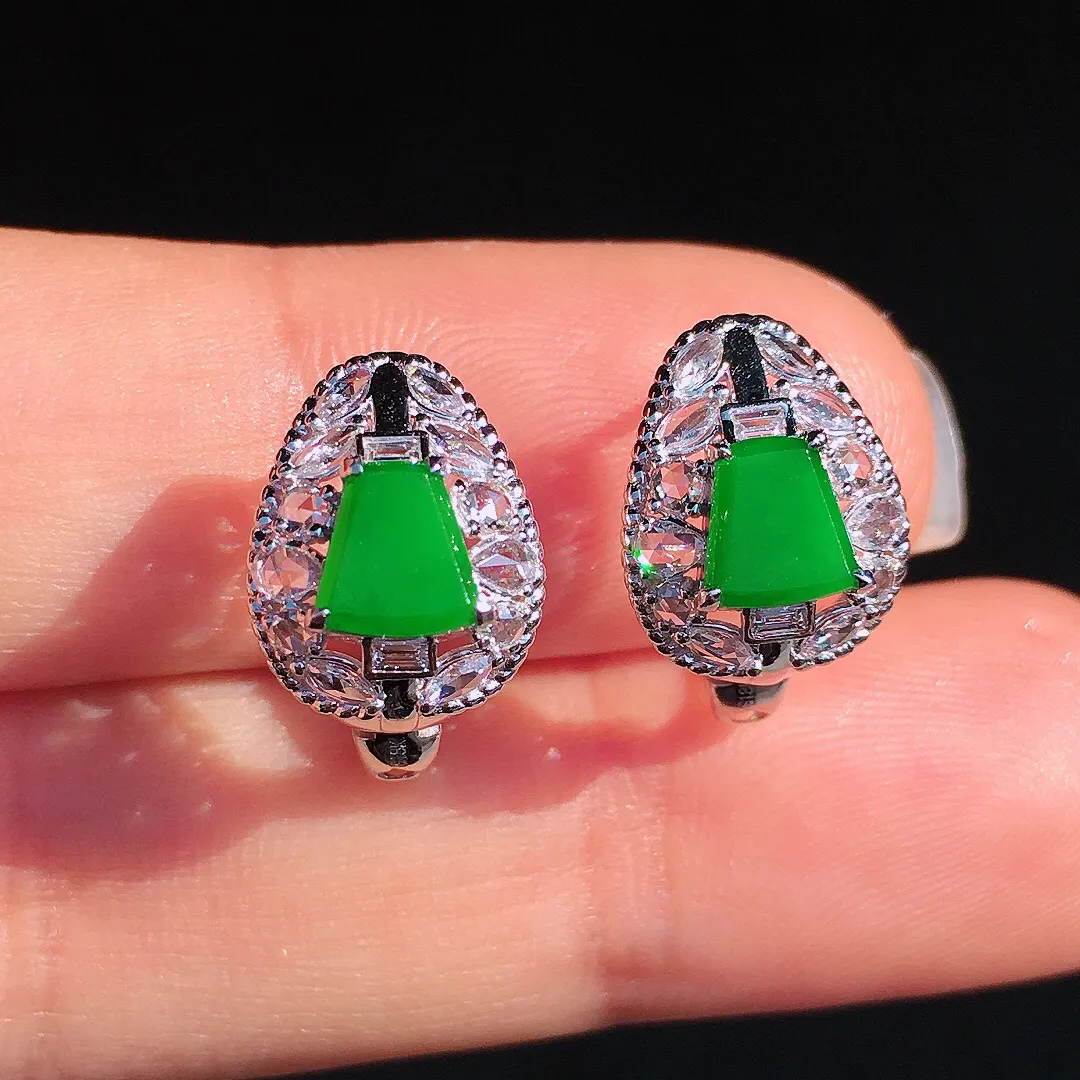 阳绿马鞍耳钉，色泽均匀艳丽，玉质细腻，荧光感超
强，饱满圆润，尽显优雅气质，18k
金豪华镶嵌