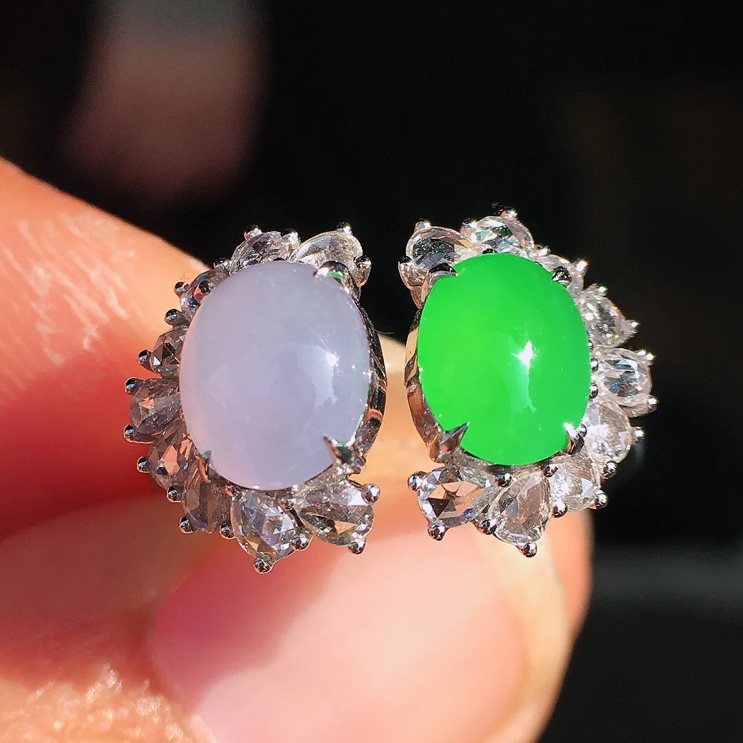 （紫+绿）二合一戒指，色泽均匀艳丽，玉质细腻，荧光感超
强，饱满圆润，尽显优雅气质，18k
金豪华镶嵌