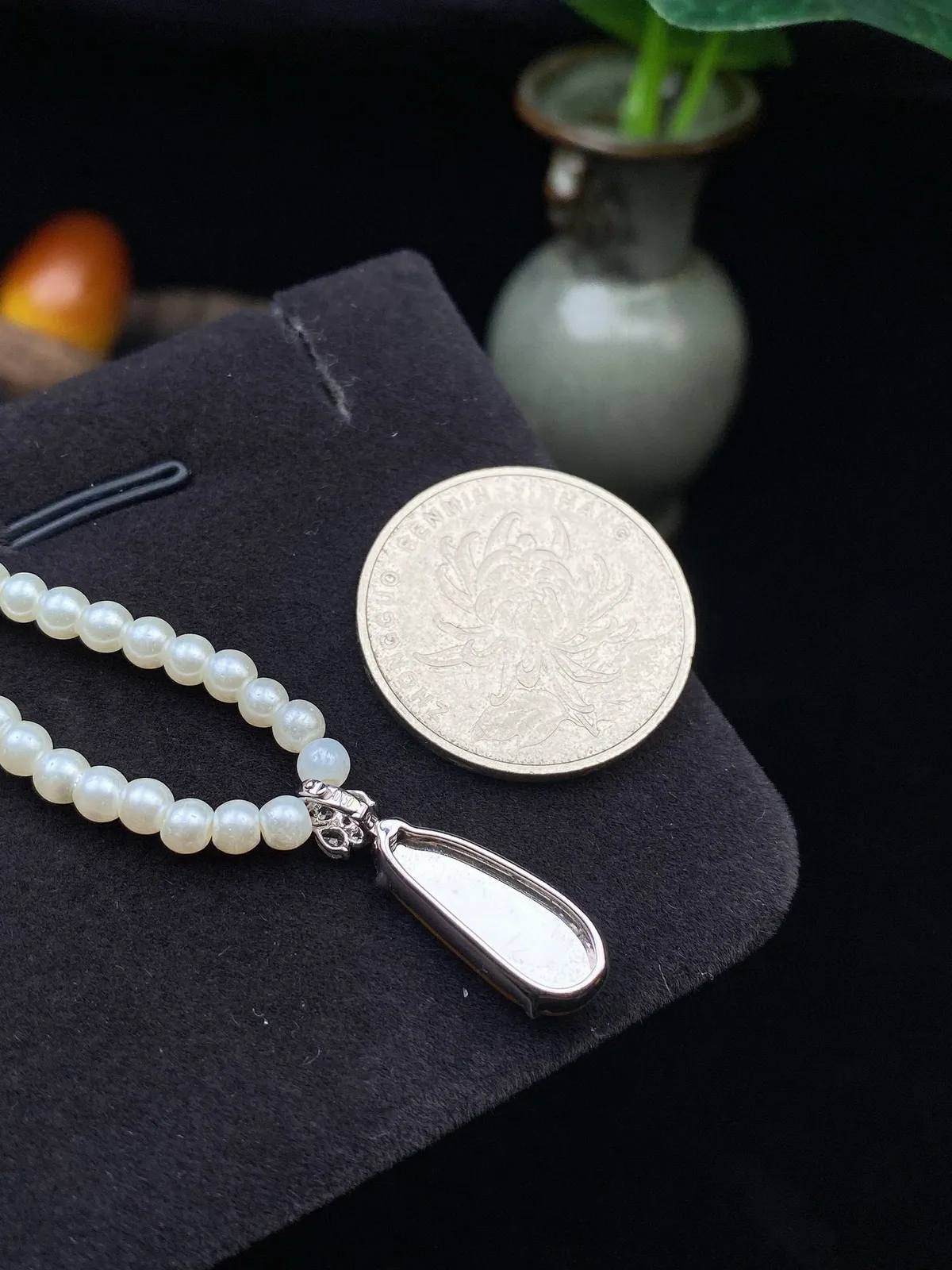 【冰种黄翡福瓜吊坠】小滴流，质地细腻，冰润透亮，光泽出众，18k金钻镶嵌，裸石尺寸17.3*7.3*3.1毫米