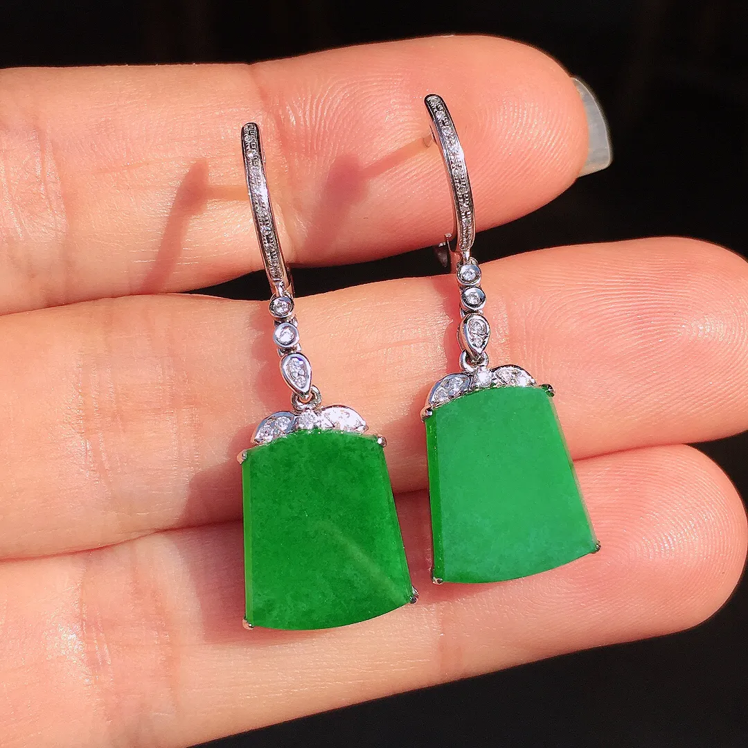 阳绿无事牌耳坠，色泽均匀艳丽，玉质细腻，荧光感超
强，饱满圆润，尽显优雅气质，18k
金豪华镶嵌