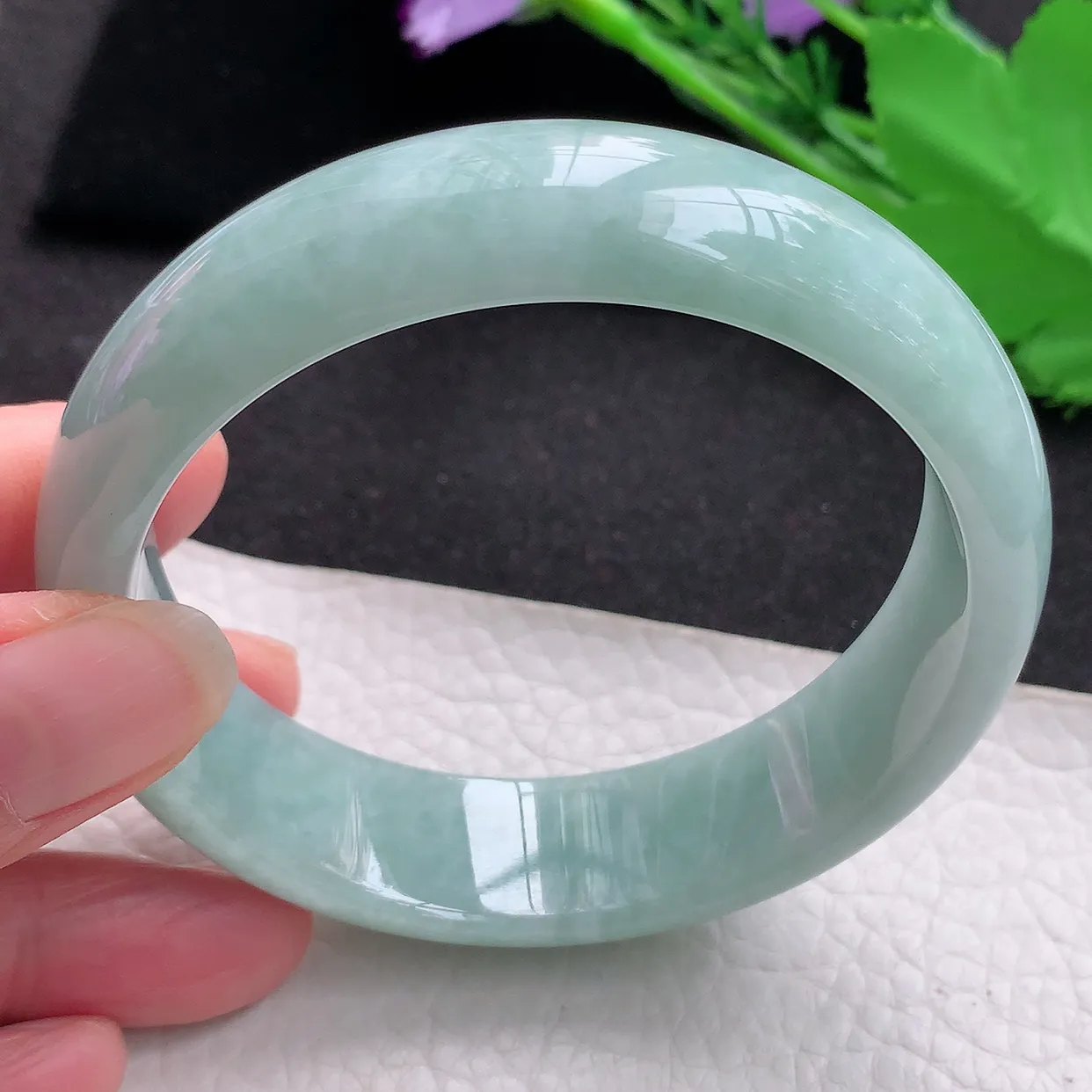 js大圈口62*17.3*7.5轮胎镯 缅甸翡翠a货水润浅绿宽边玉手镯玉手环
