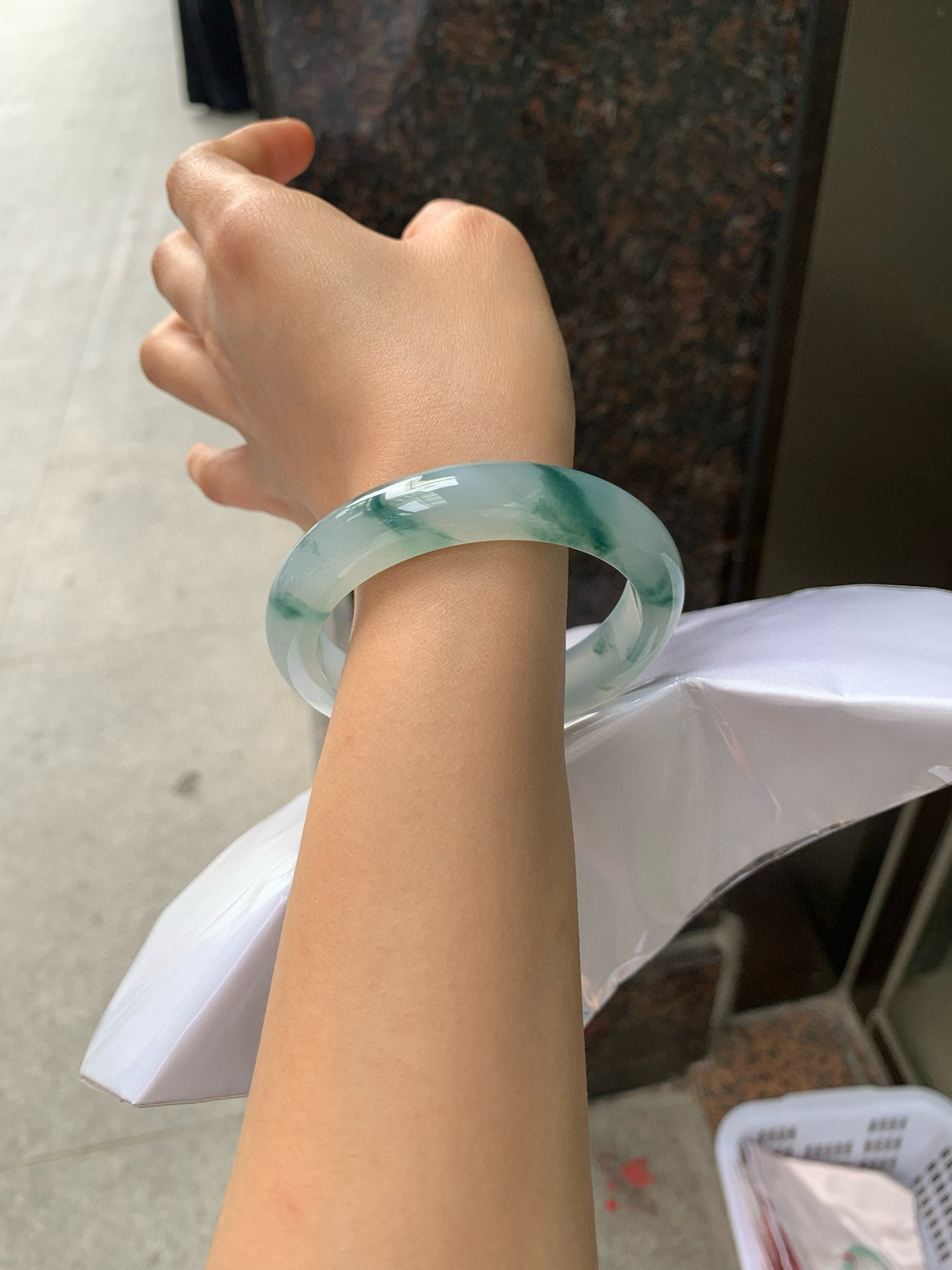 冰飘蓝花正圈
57.5-12.8-8.7
底妆纯净冰透，胶感十足，蓝花像水墨丹青一样，在水中晕染开来，蕴含着传统的韵味美，勾勒出一副唯美的山水意境画，上手典雅知性，温婉端庄