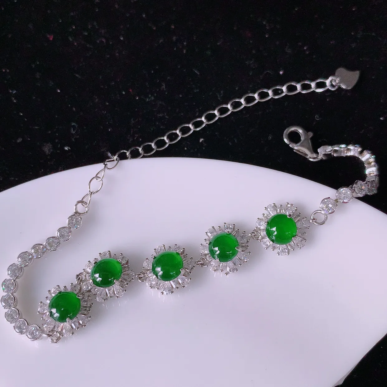 冰透满绿翡翠925银镶嵌手链，自然光实拍，翠色灵动，颜色漂亮，种老水足，品相佳，佩戴佳品！#97.20取一整体13*9.5*5裸石5.5*5.5