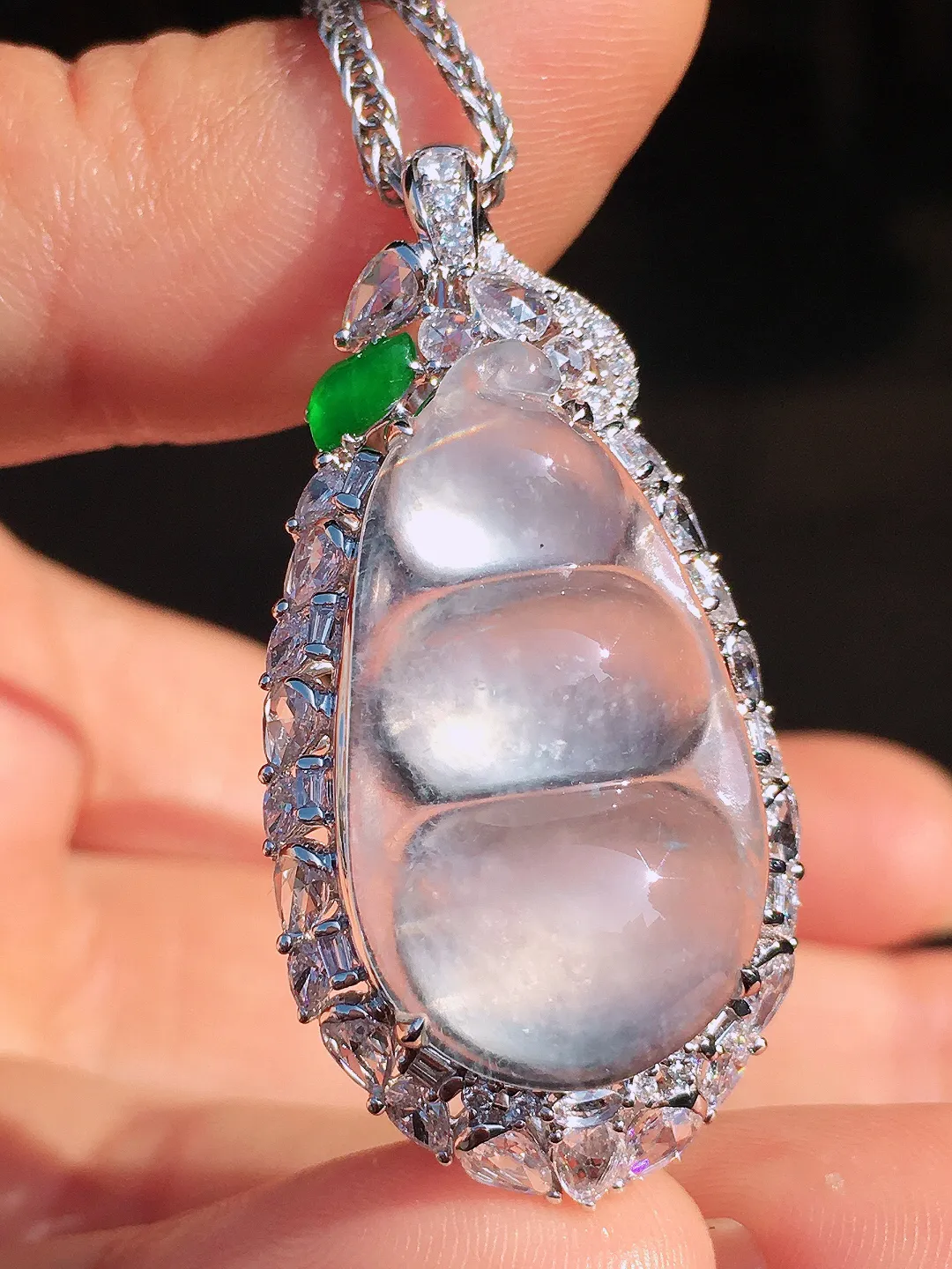 冰种福豆吊坠，玉质细腻，荧光感超
强，饱满圆润，尽显优雅气质，18k
金豪华镶嵌