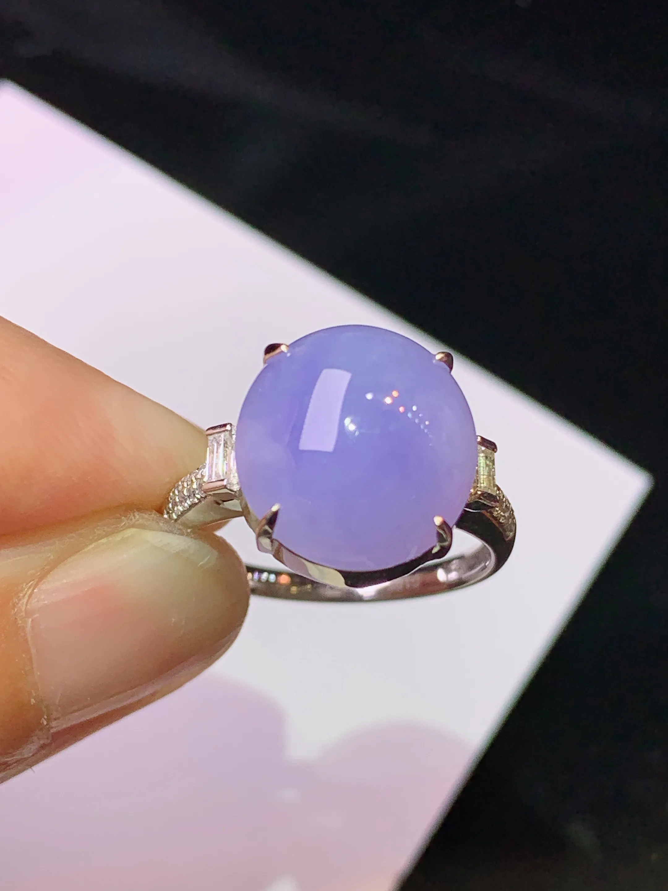 18k金钻镶嵌紫罗兰蛋面戒指 玉质细腻 色泽清新艳丽 圈口14 裸石尺寸12.3*11.5*6.8